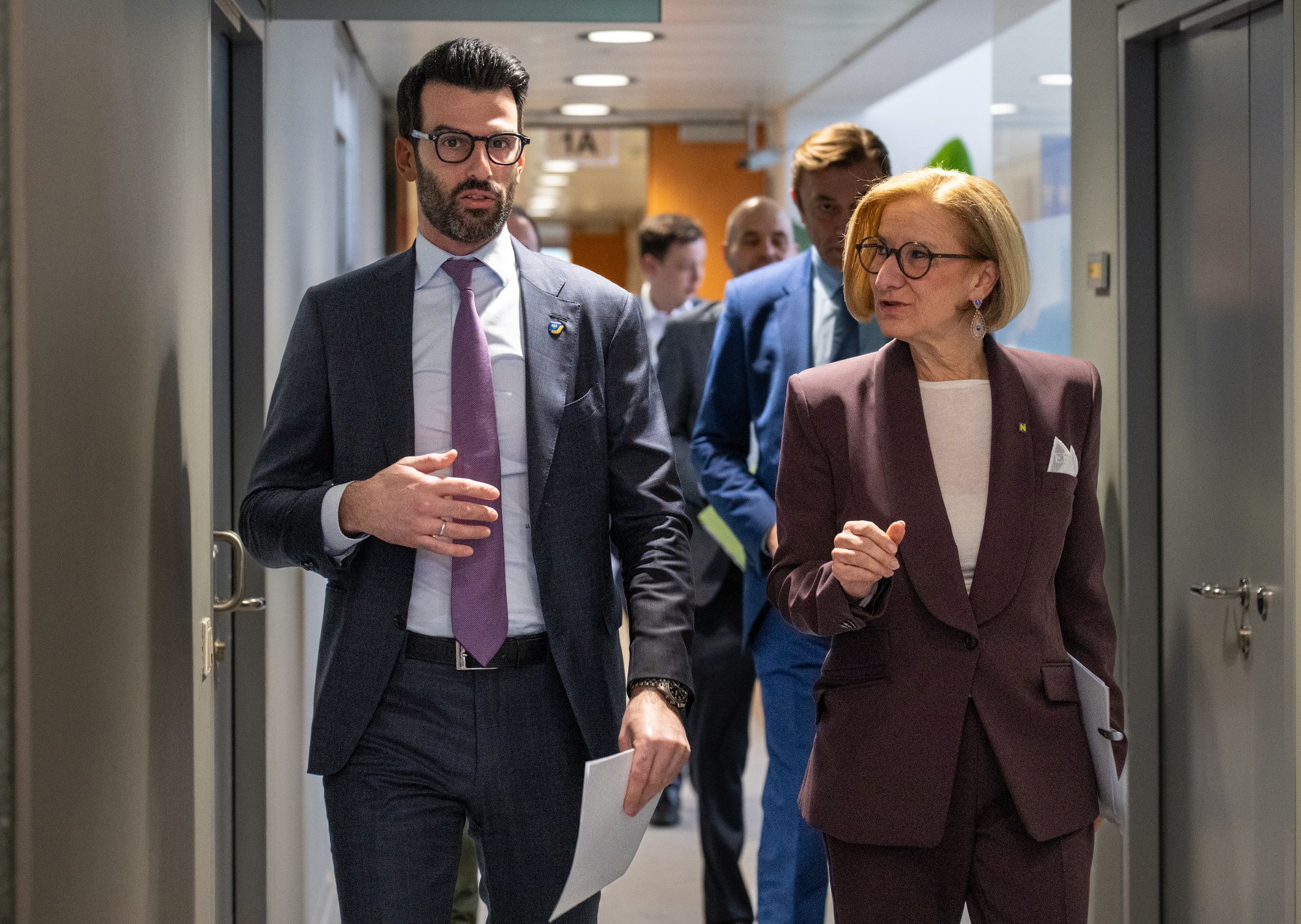 H-Stellvertreter Udo Landbauer und Landeshauptfrau Johanna Mikl-Leitner am Weg zur Pressekonferenz.