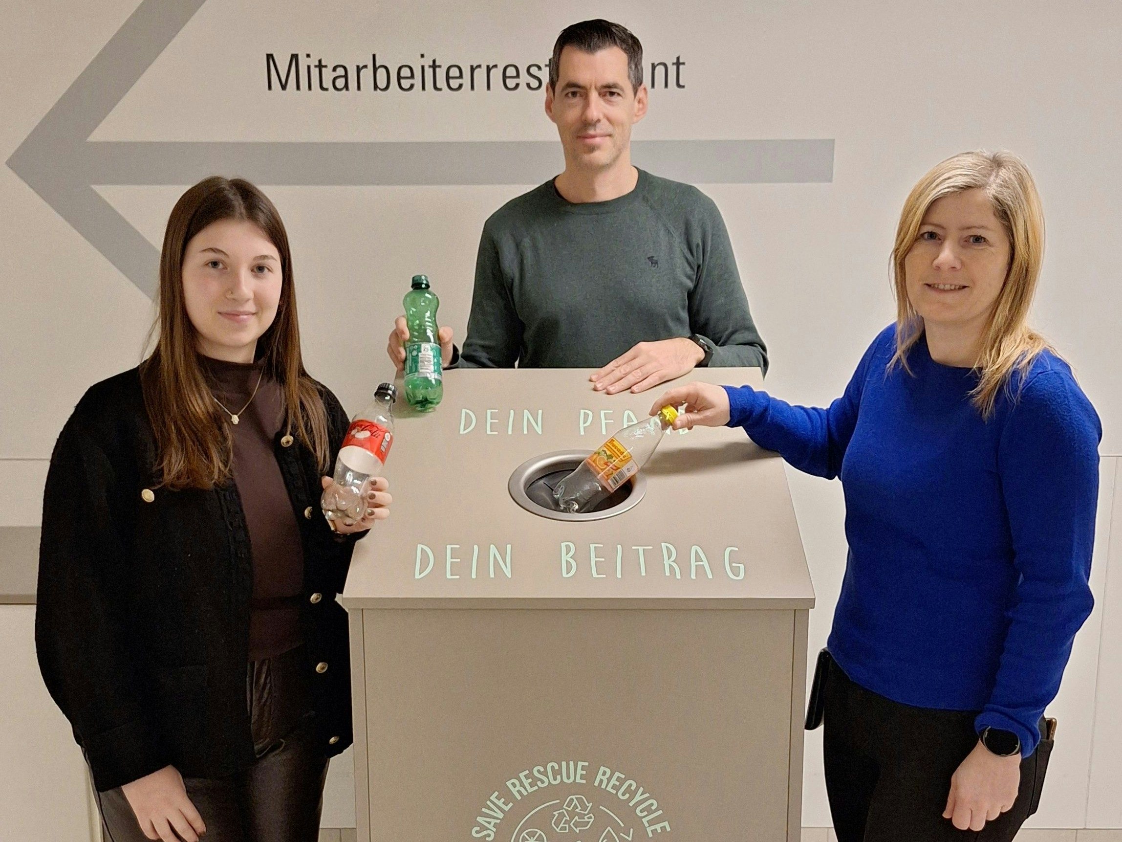 Vanessa Scherz, Martin Brix, Anita Eichberger (v.l.n.r.) mit einem neuen Sammelbehälter. 