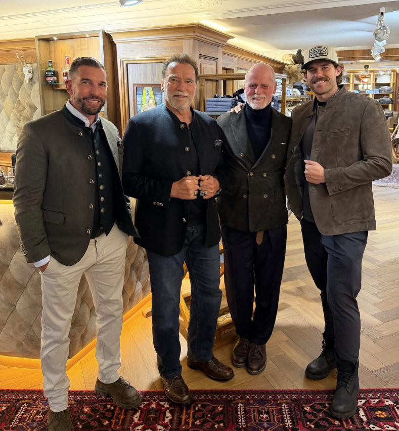 Arnold Schwarzenegger besuchte mit Sohn Christoph die Kleidermanufaktur Habsburg – seine Wahl fiel auf die 