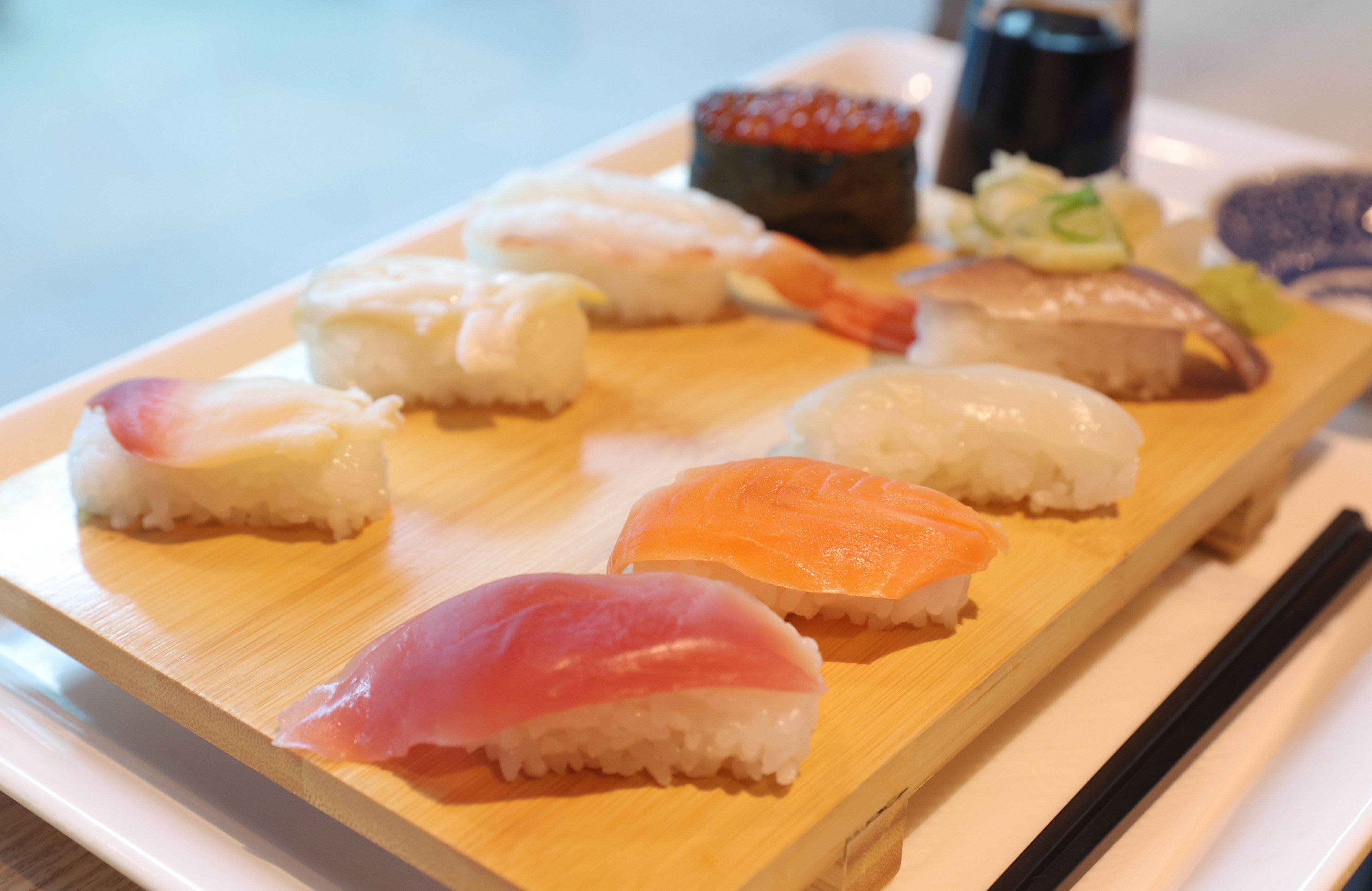 Frittierte Stücke, viel Sauce und süßer Reis machen aus Sushi schnell eine Kalorienfalle.