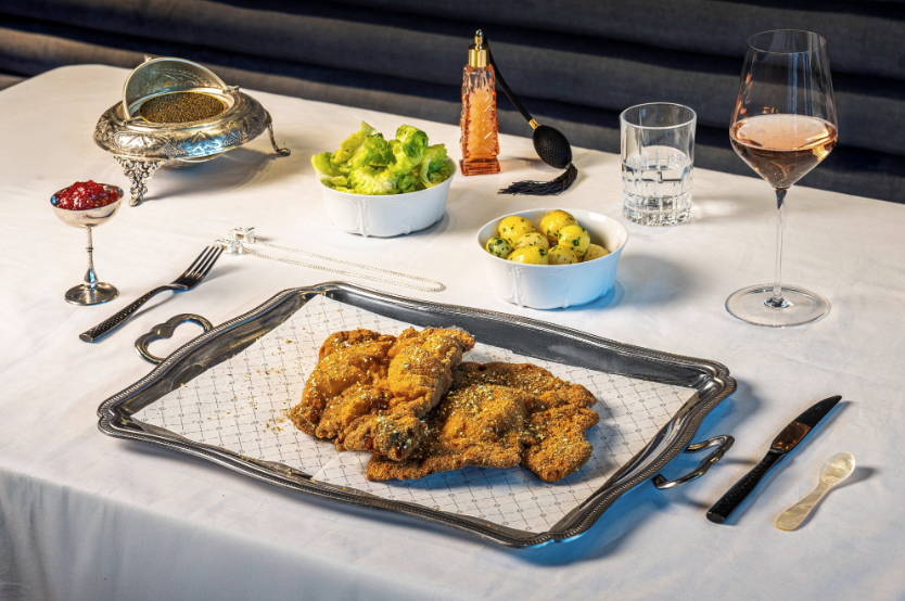 Veredelt wird das Schnitzel mit 23-karätigem Blattgold sowie einem eigens entwickelten Zitronenparfum.