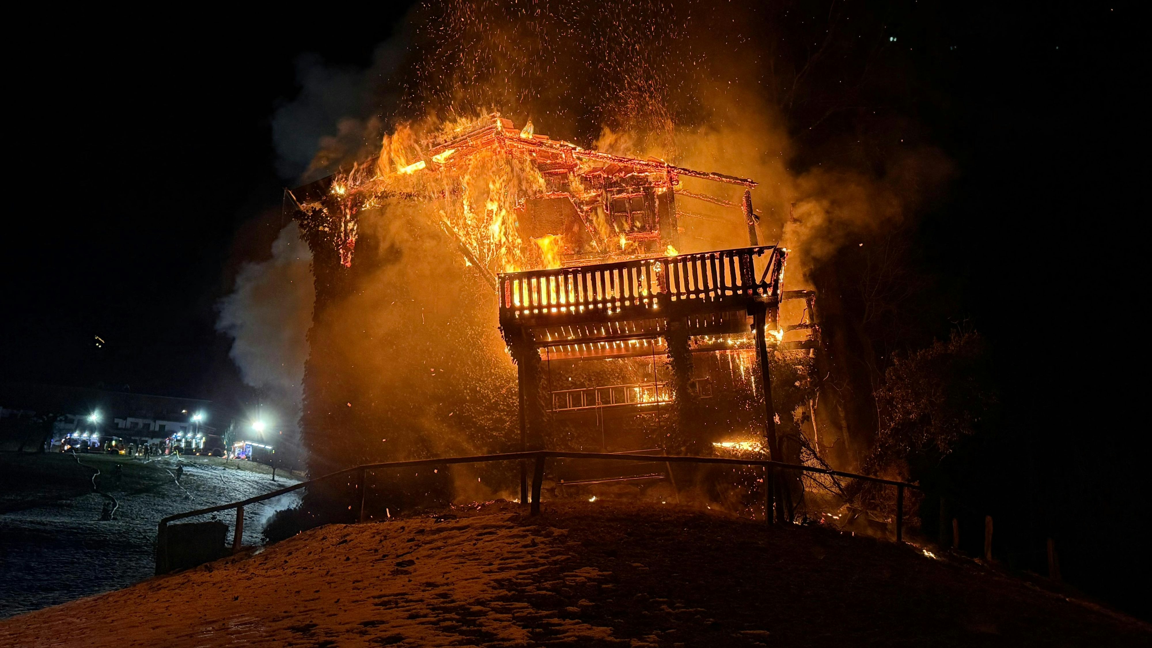Heute.at - Ferienhütte in Flammen! Feuer-Inferno im Zillertal
