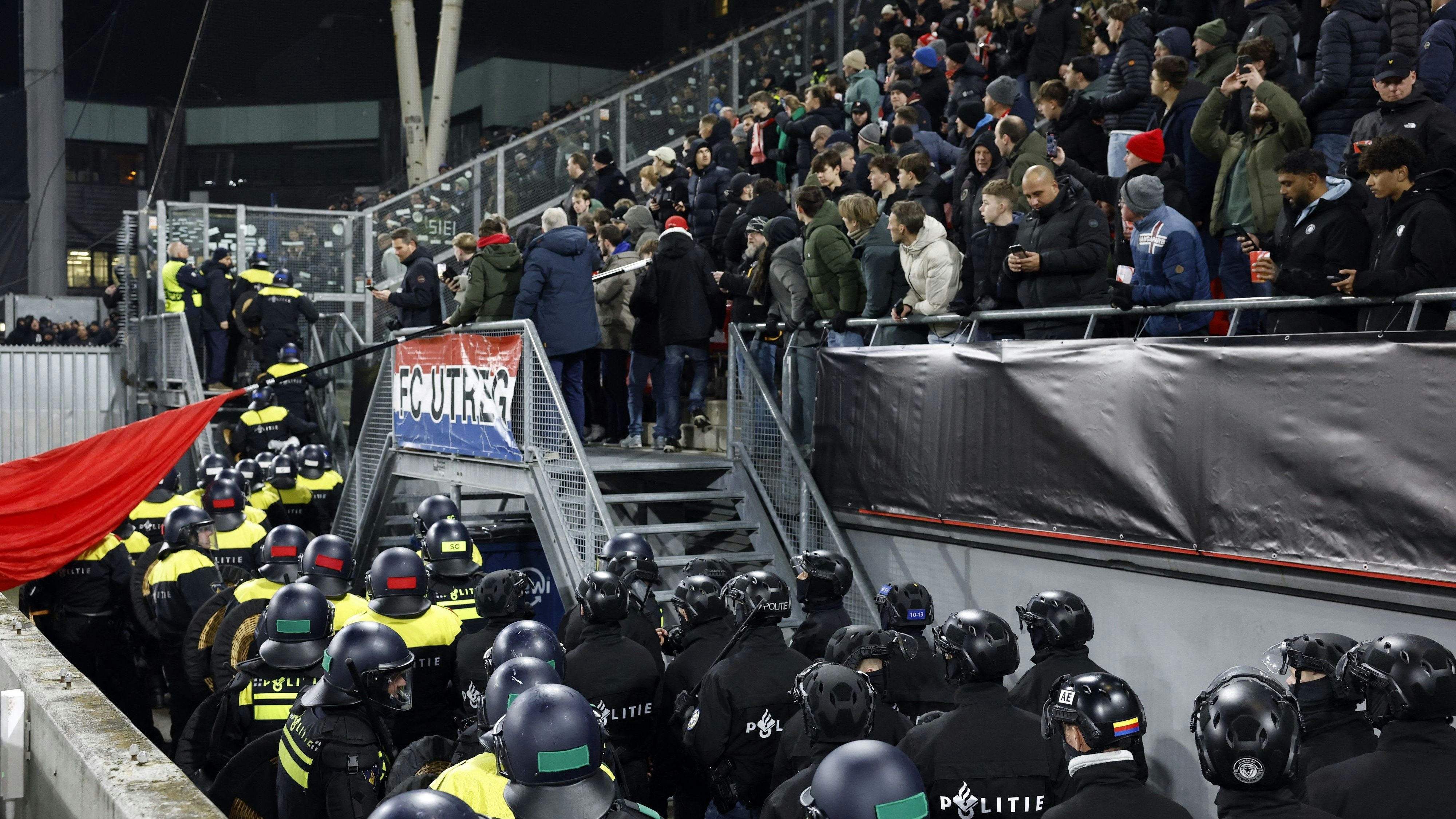 Vor dem Spiel Utrecht gegen Genk musste der Fanblock wieder geräumt werden. 