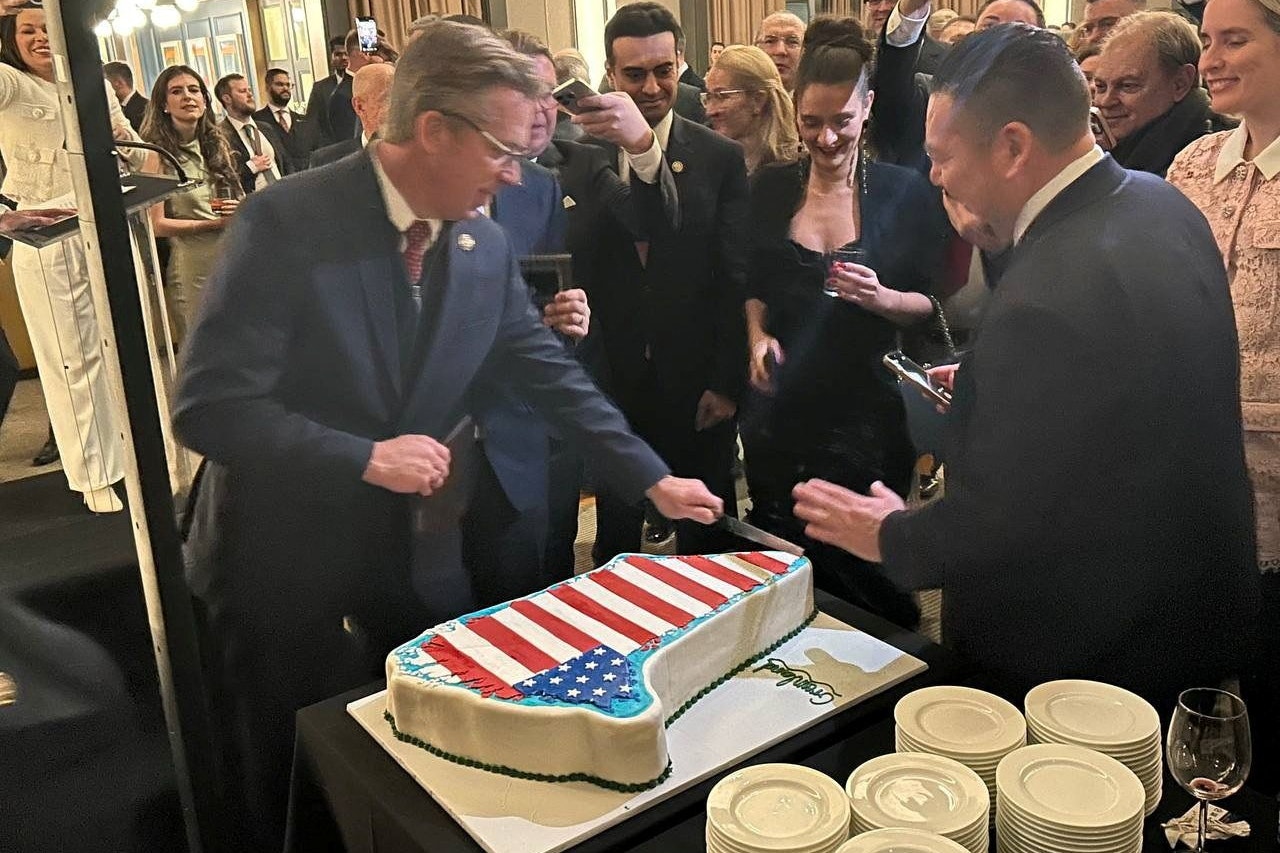 Ein Kuchen in Form Grönlands, verziert mit der US-Flagge, wird bei einer Jubiläumsfeier der Republikaner in Washington, D.C., angeschnitten.