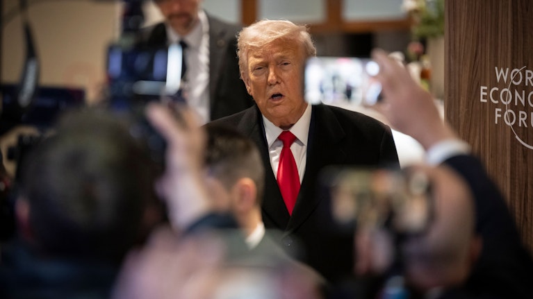 Erst las Donald Trump Europa die Leviten (hier der volle Wortlaut), vier Stunden später verkündete er den Abschluss eines 