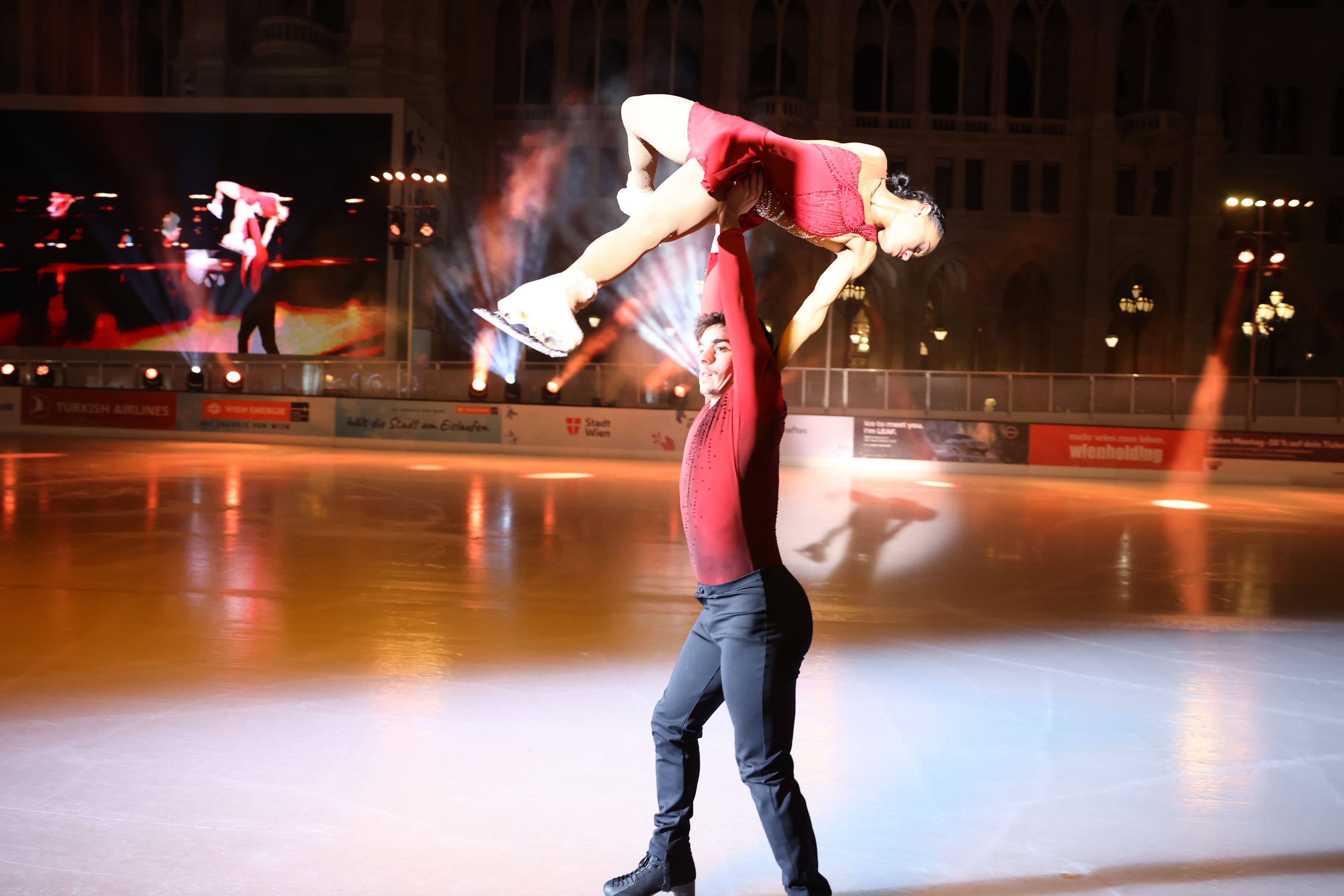 Zur Eröffnung am Donnerstag gab es um 19 Uhr eine Show auf der großen Eisfläche direkt vor dem Rathaus.