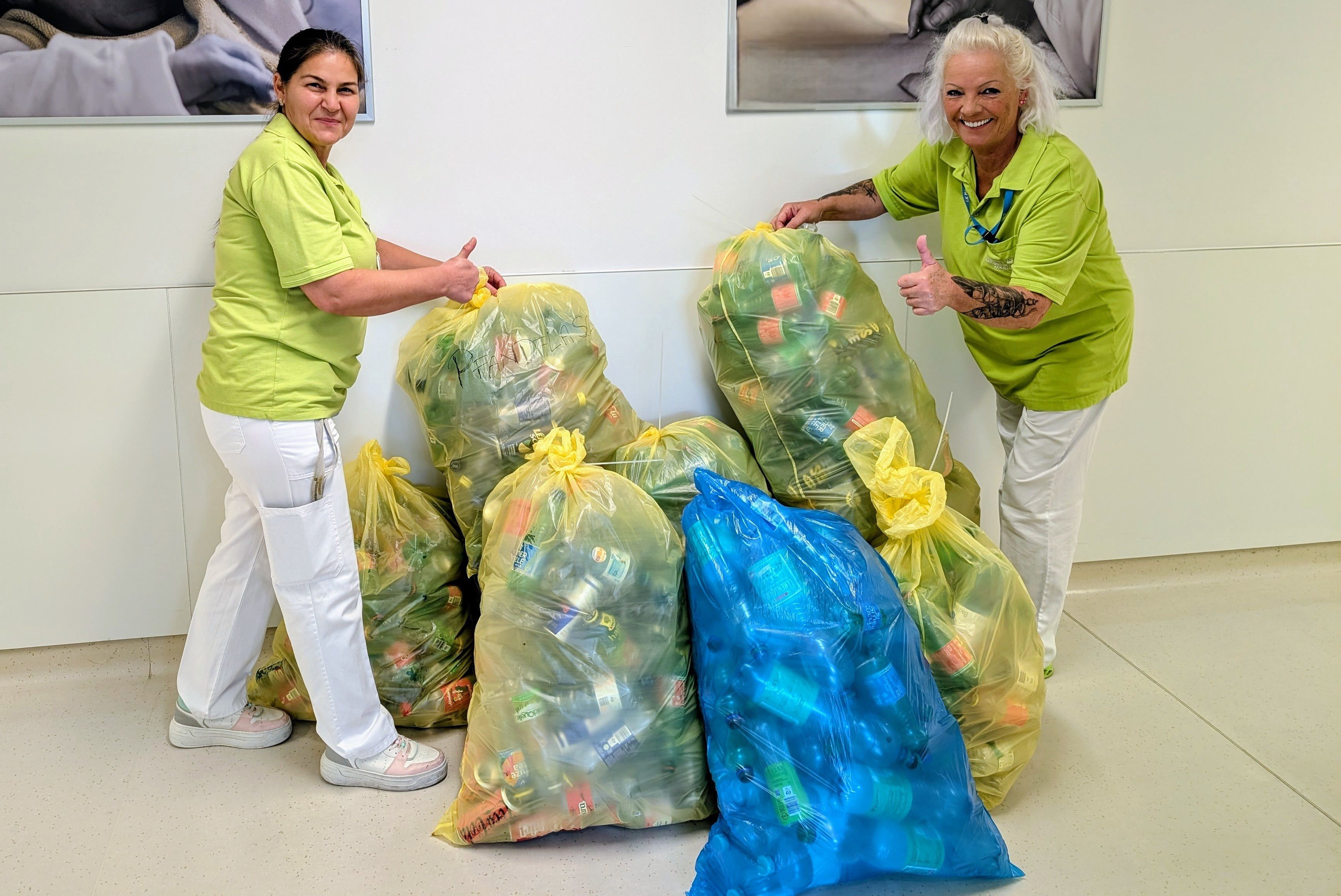Nuray Demir und Elisabeth Rieger (v.l.n.r.), das Reinigungskräfte-Team, freuen sich über den Sammelerfolg.