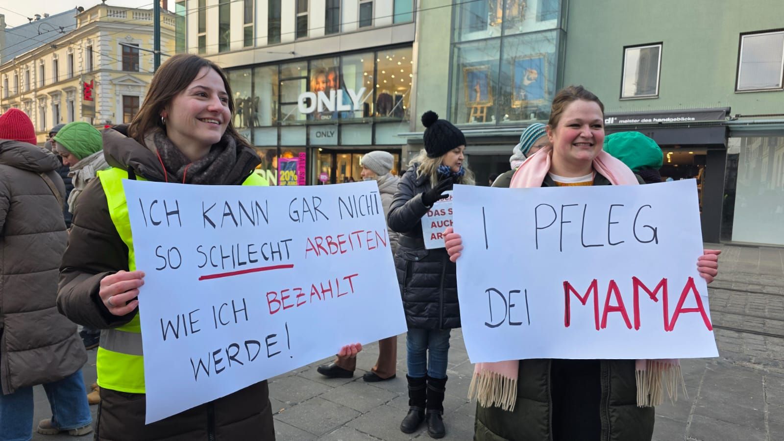 Jacqueline (rechts) setzte sich bei der Demo in Linz mit Kolleginnen ihrer Station für besser Arbeitsverhältnisse ein.