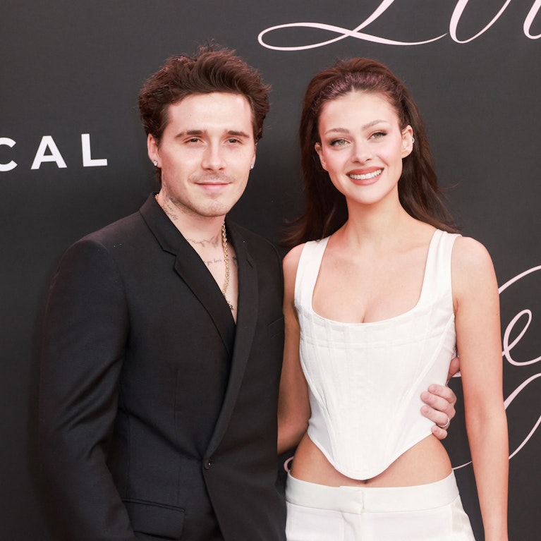 Brooklyn Beckham, der älteste Sohn von David und Victoria Beckham, rechnet in einem Posting auf Instagram hart mit seiner Familie ab. Denn diese hätte ihn zeitlebens kontrolliert und seine Frau respektlos behandelt. Eine Eskalation und ihre Hintergründe.
