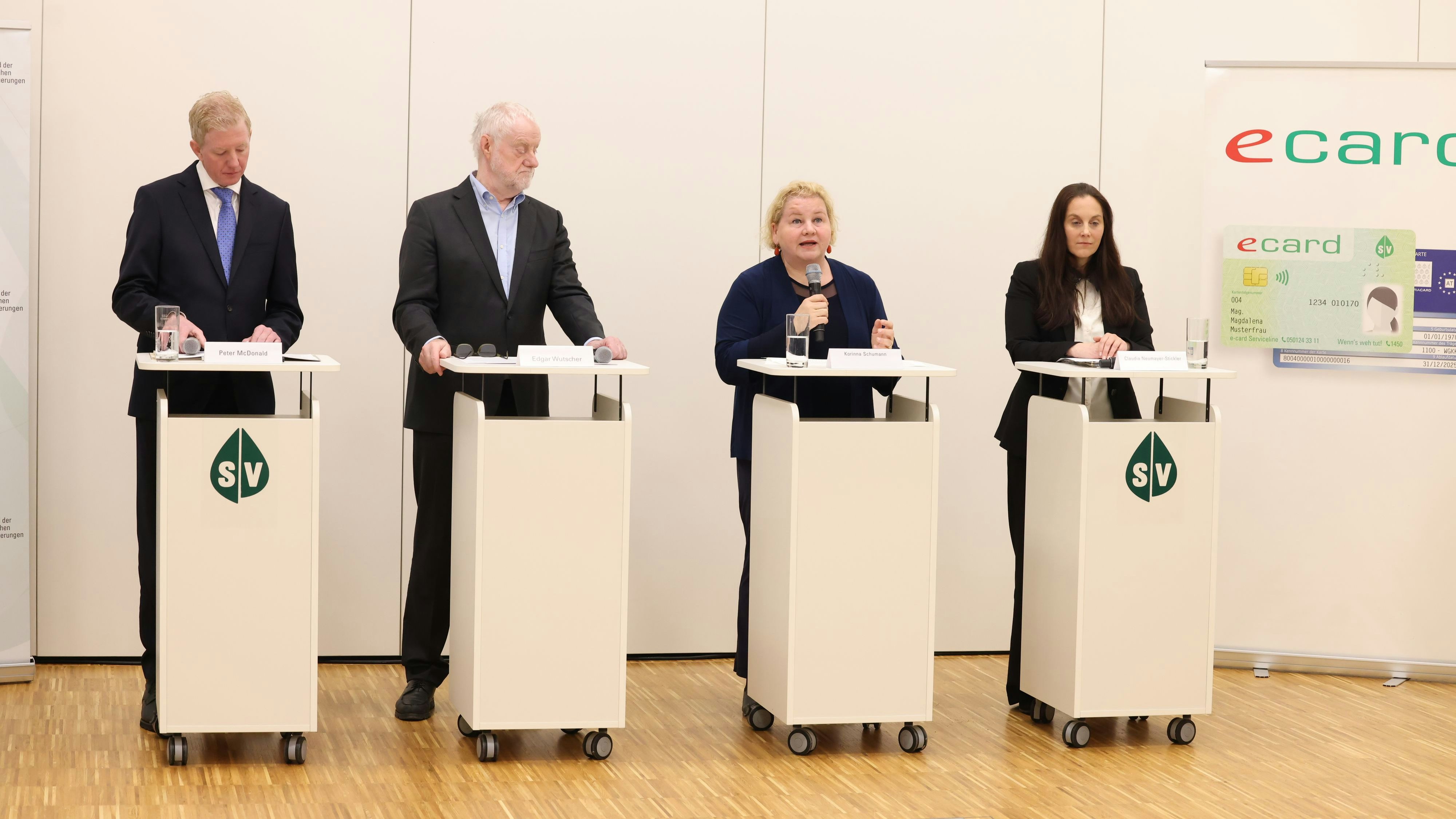 Peter McDonald (links), stellvertretender Vorsitzender der Konferenz der Sozialversicherungsträger; Edgar Wutscher, Vizepräsident der Österreichischen Ärztekammer; Gesundheitsministerin Korinna Schumann und Claudia Neumayer-Stickler, Vorsitzende der Konferenz der Sozialversicherungsträger bei einer Pressekonferenz am Donnerstag.