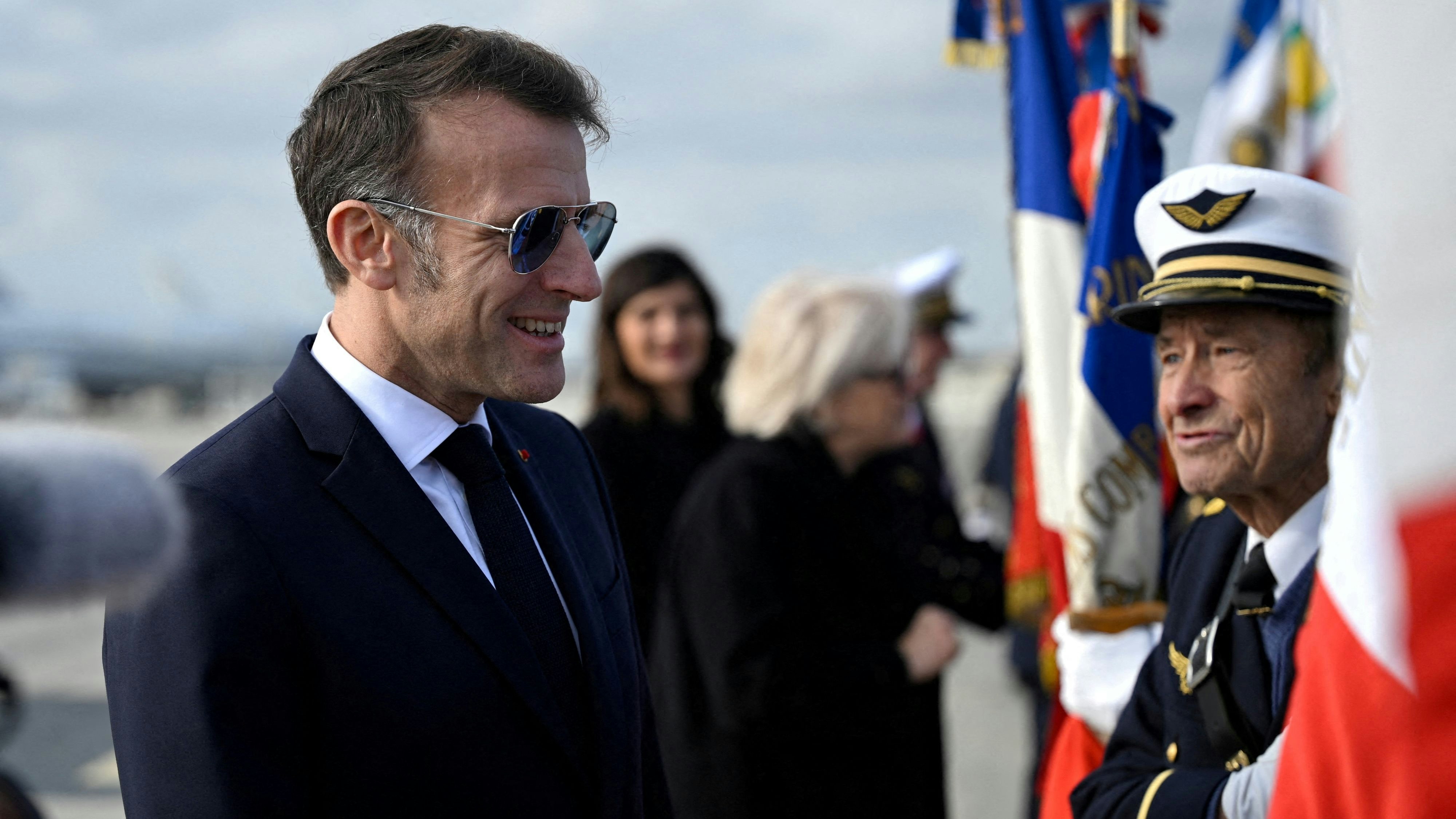 Am 15. Jänner besuchte Macron den Militärstützpunkt Base aérienne 125 Istres-Le Tubé und trug Brille – wenn auch nicht immer wie in Davos