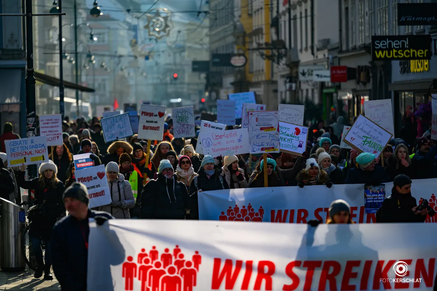 Heute.at - Spital-Protest: Frau kollabiert bei eisiger Kälte