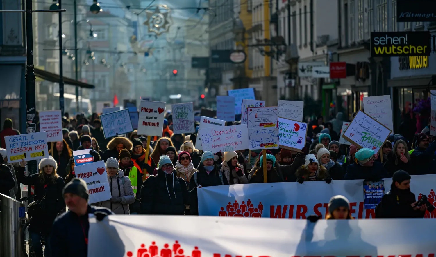Heute.at - Spital-Protest: Frau kollabiert bei eisiger Kälte