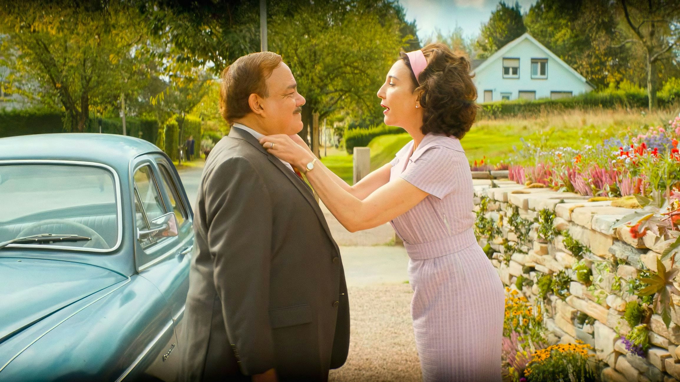 Frau Hélène kümmert sich liebevoll um ihren Mann, bis eine Zeitreise die beiden aus ihren gewohnten Rollen reißt. 