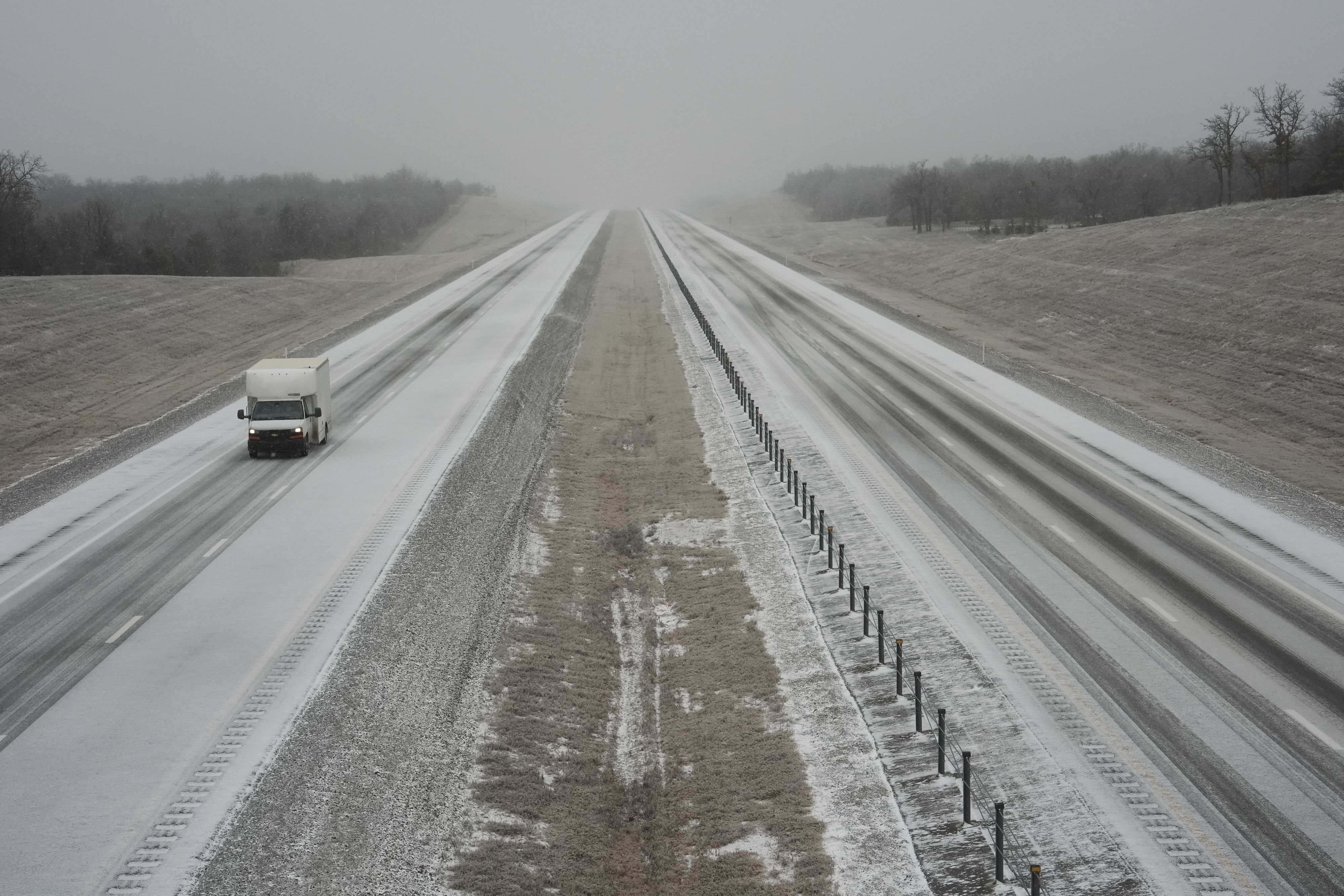 Extremwetter: Ein Truck auf der Interstate 335 während eines Wintersturms.