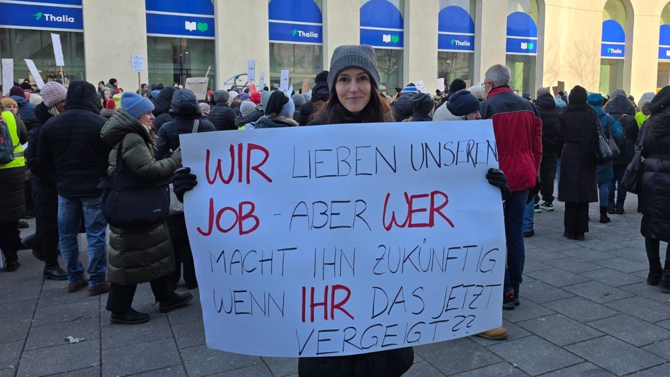 Gemeinsam mit ihren Kollegen aus den Linzer Ordensspitälern ging Manuela (40) am Donnerstag auf die Straße.