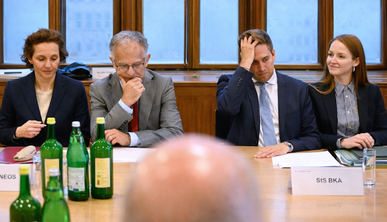 Die einen dachten: Das wäre jetzt eine gute Gelegenheit. Die anderen: Das fällt (hoffentlich) keinem auf. Jetzt hat auch die Gewerkschaft ihre Kammer-Affäre. Wie es dazu kam, warum die Politik Gesetze beschließt, die sie nicht versteht und anderer Krimskrams.