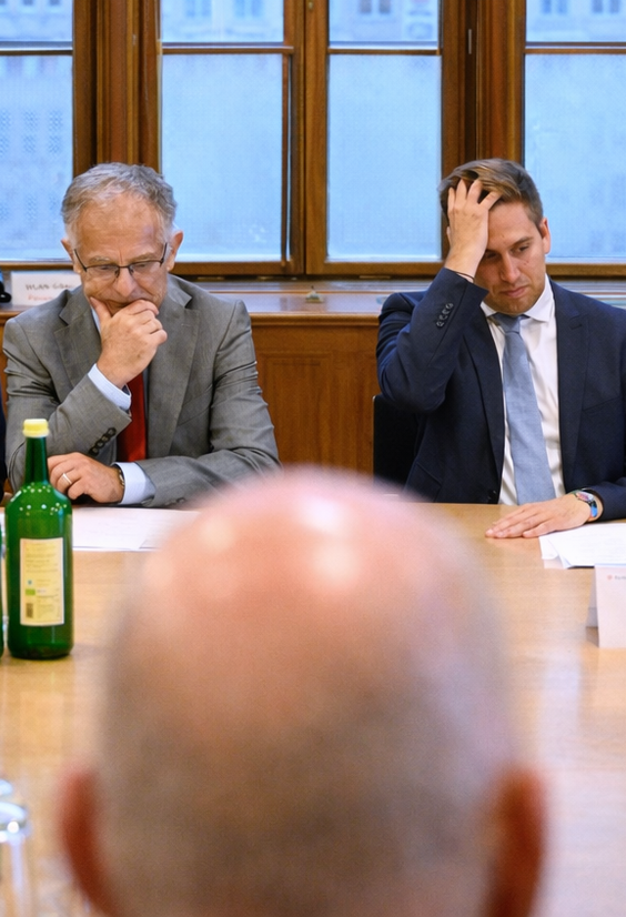 Nein, nein, wir haben nichts zu verbergen, wir denken nur nach: Martina Künsberg Sarre (NEOS), Finanzminister Markus Marterbauer (SPÖ) und Staatssekretär Alexander Pröll (ÖVP) bei den Beamtenverhandlingen am 16. September 2025