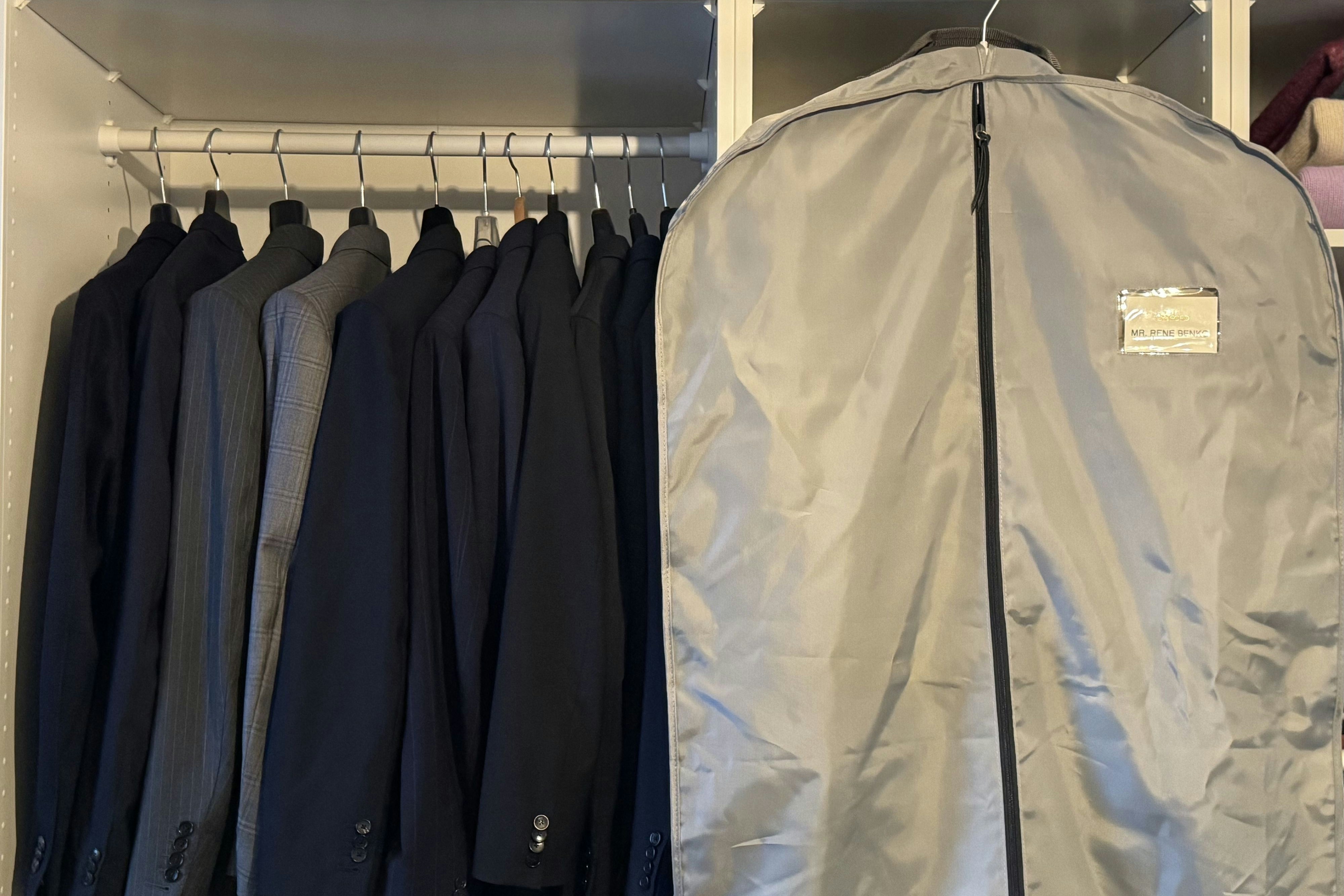 Etwa ein Dutzend Vintage-Anzüge besitzt der Regierungskoordinator im Außenministerium. Zu Benkos Anzug bekam er auch den Original-Kleidersack …