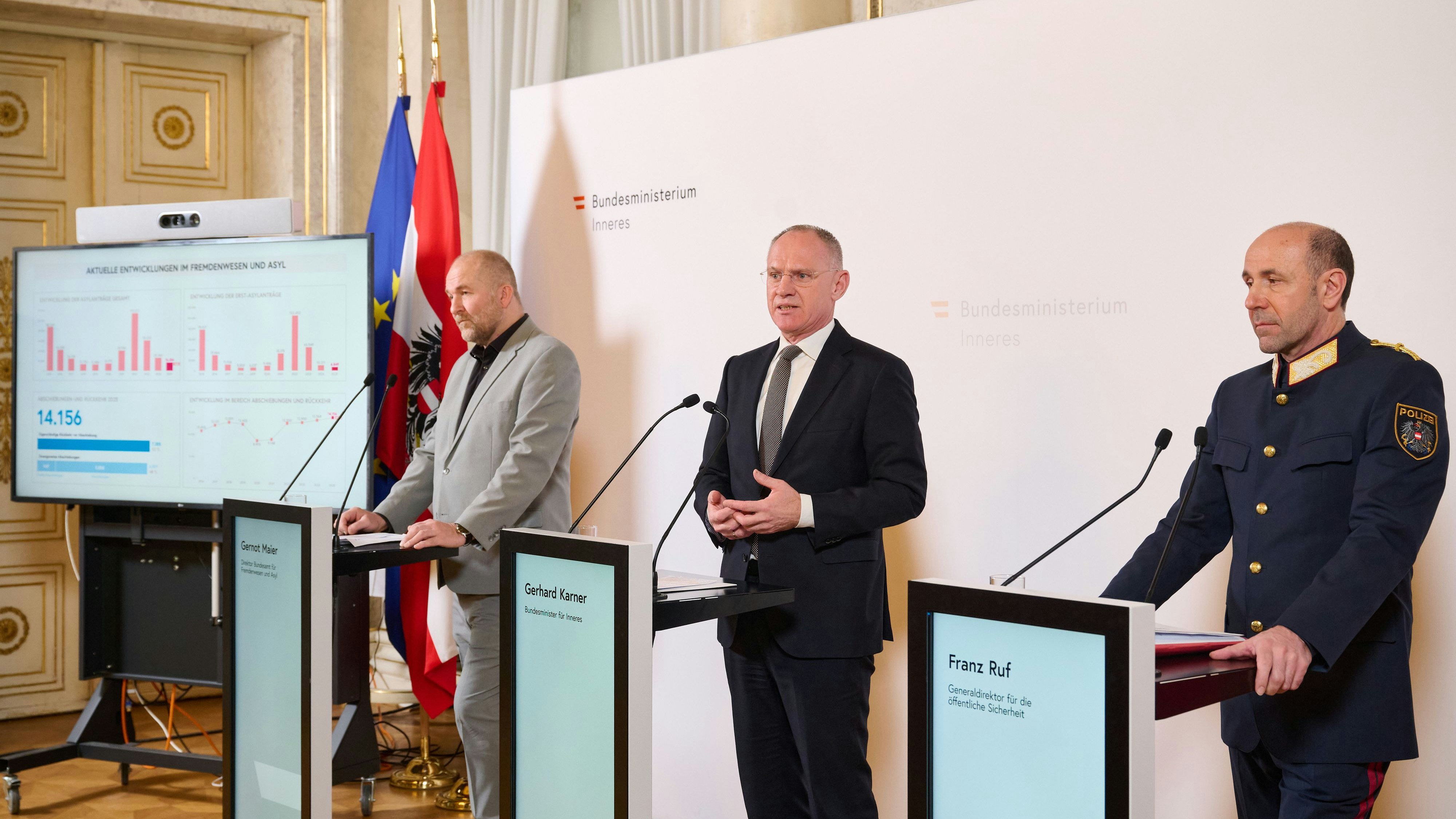 Direktor des Bundesamts für Fremdenwesen und Asyl (BFA), Gernot Maier, Innenminister Gerhard Karner (ÖVP) und Generaldirektor für öffentliche Sicherheit Franz Ruf zogen am Freitag Bilanz in Sachen Asypolitik.