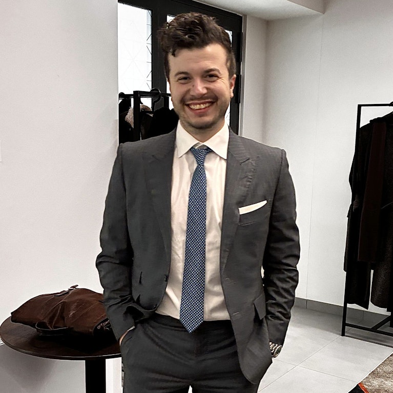 Als Referent bei U-Ausschüssen im Parlament nahm der Jurist Fari Ramic den Tiroler Immobilienmogul als "arrogant und unangenehm" wahr. Jetzt kaufte er sich einen Anzug aus René Benkos Insolvenzmasse – für den 33-Jährigen "definitiv eine Genugtuung". Der Report.