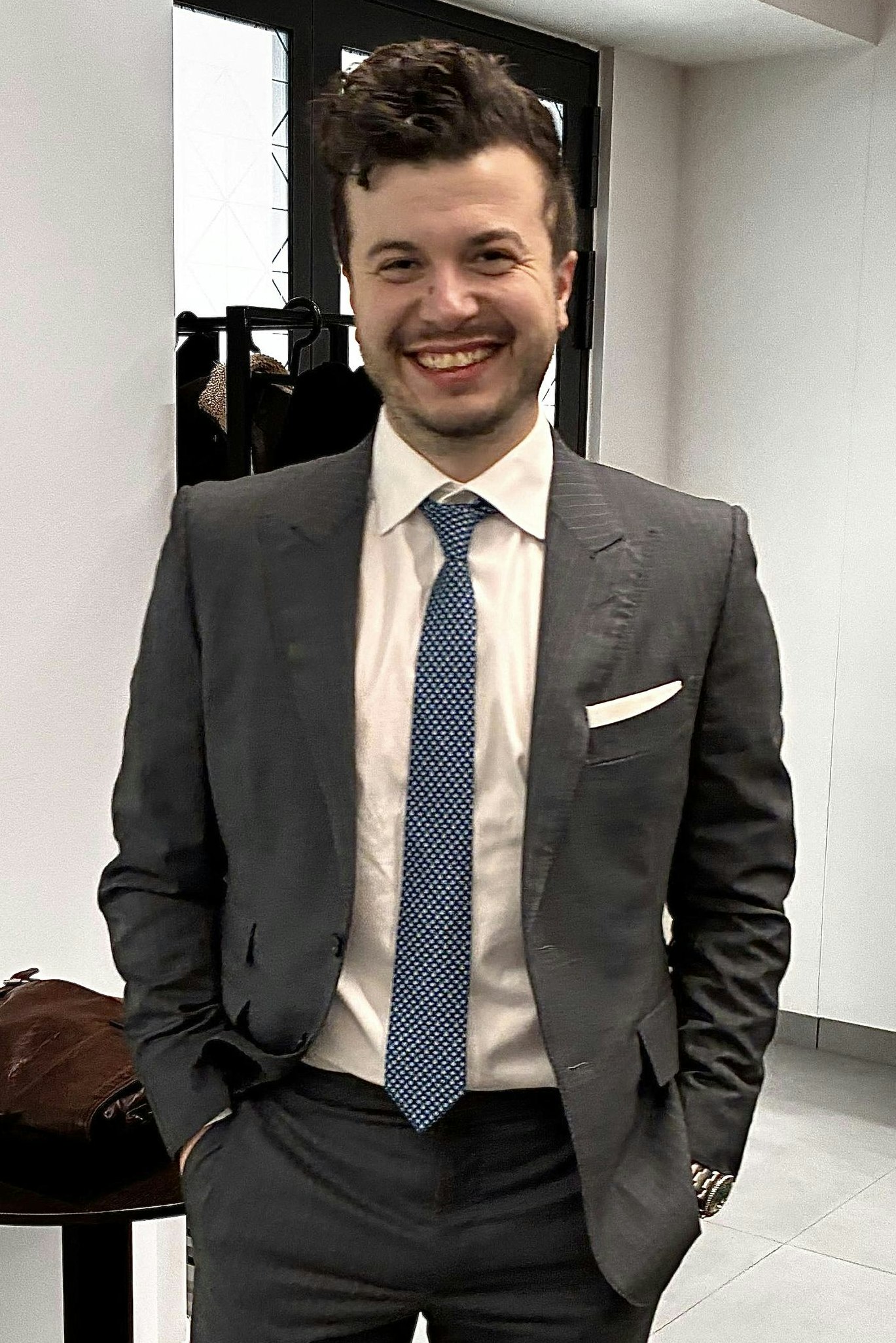 Im Parlament erlebte Fari Ramic René Benko als "arrogant und unangenehm". Jetzt trägt er einen von dessen Luxus-Zwirnen: "So sieht der Anzug auch einmal die helle Seite der Welt"