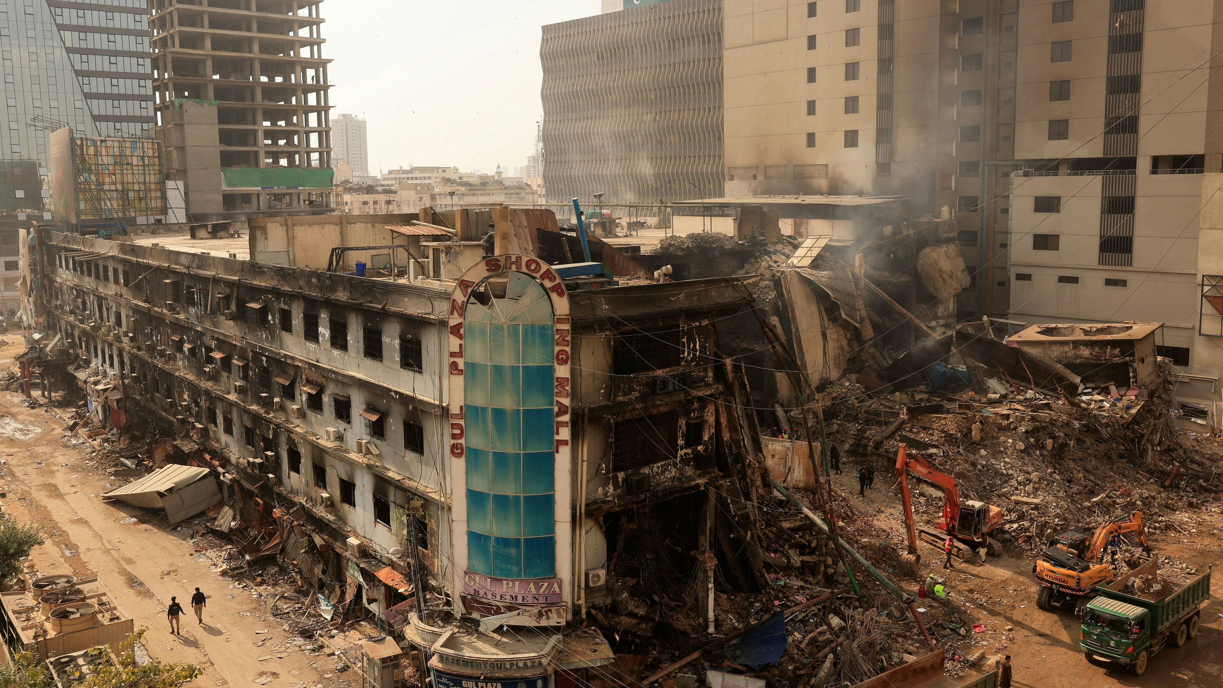 Heute.at - 67 Tote nach Brand in Einkaufszentrum in Karachi