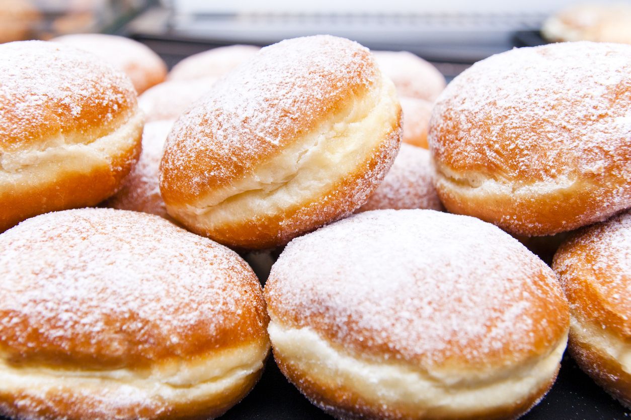 Mittlerweile gibt es eine große Auswahl unterschiedlicher Krapfensorten. Traditionell wird er mit Marillenmarmelade gefüllt und mit Puderzucker bestäubt.