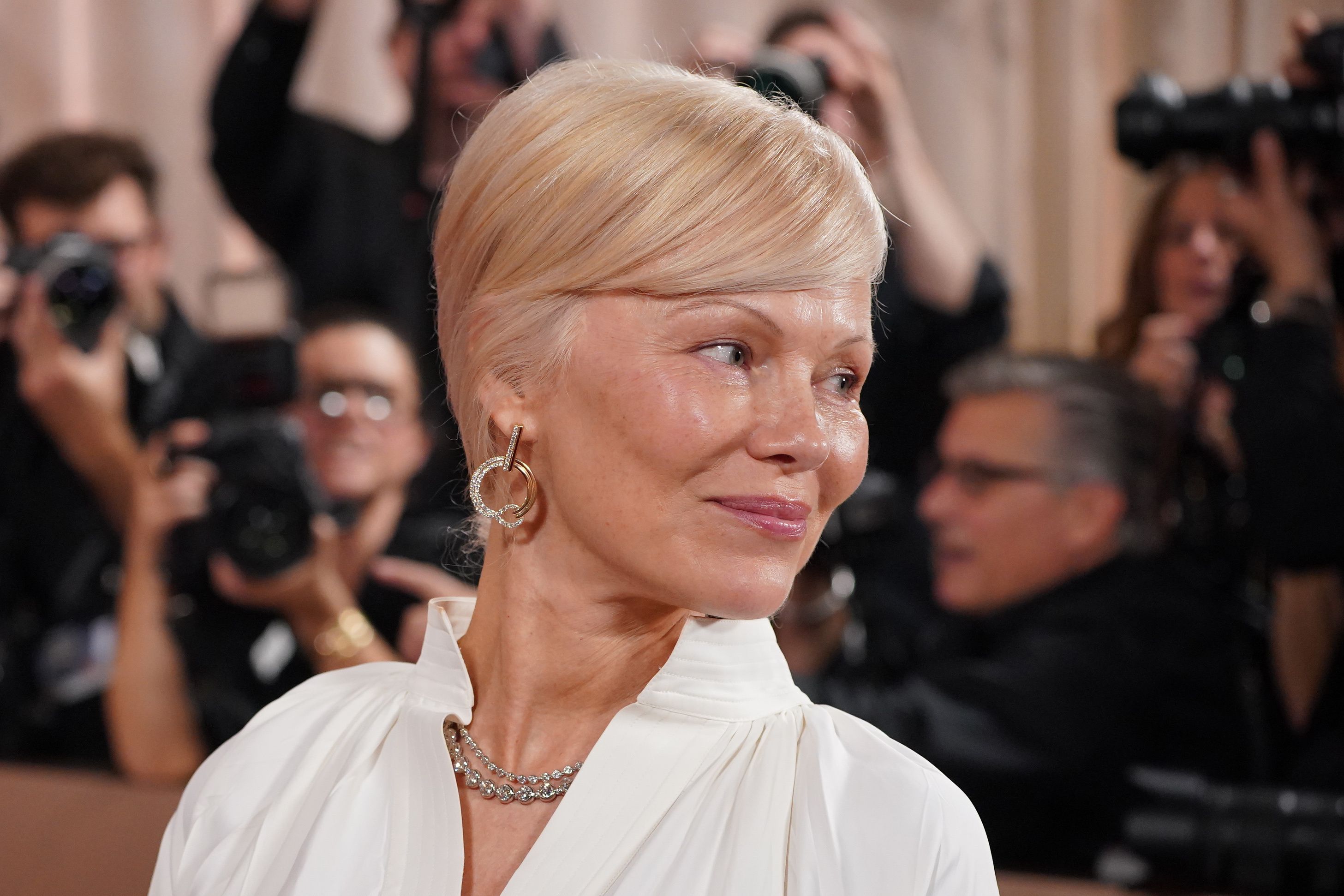 Pamela Anderson bei den diesjährigen Golden Globes zeigte sich ebenfalls mit schrägem Pony auf dem roten Teppich.