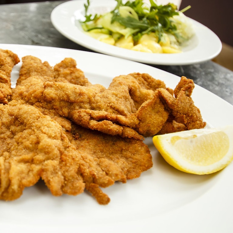 Wenn sich die Politik an den Herd stellt, geraten Die Cuisinière und Der Connaisseur in Rage. Denn zu viele Köche verderben nicht nur den Brei. Das sieht man beim "Volksschnitzel" ebenso wie beim Mehrwertsteuer-reduzierten Spargel. Eine Abrechnung.