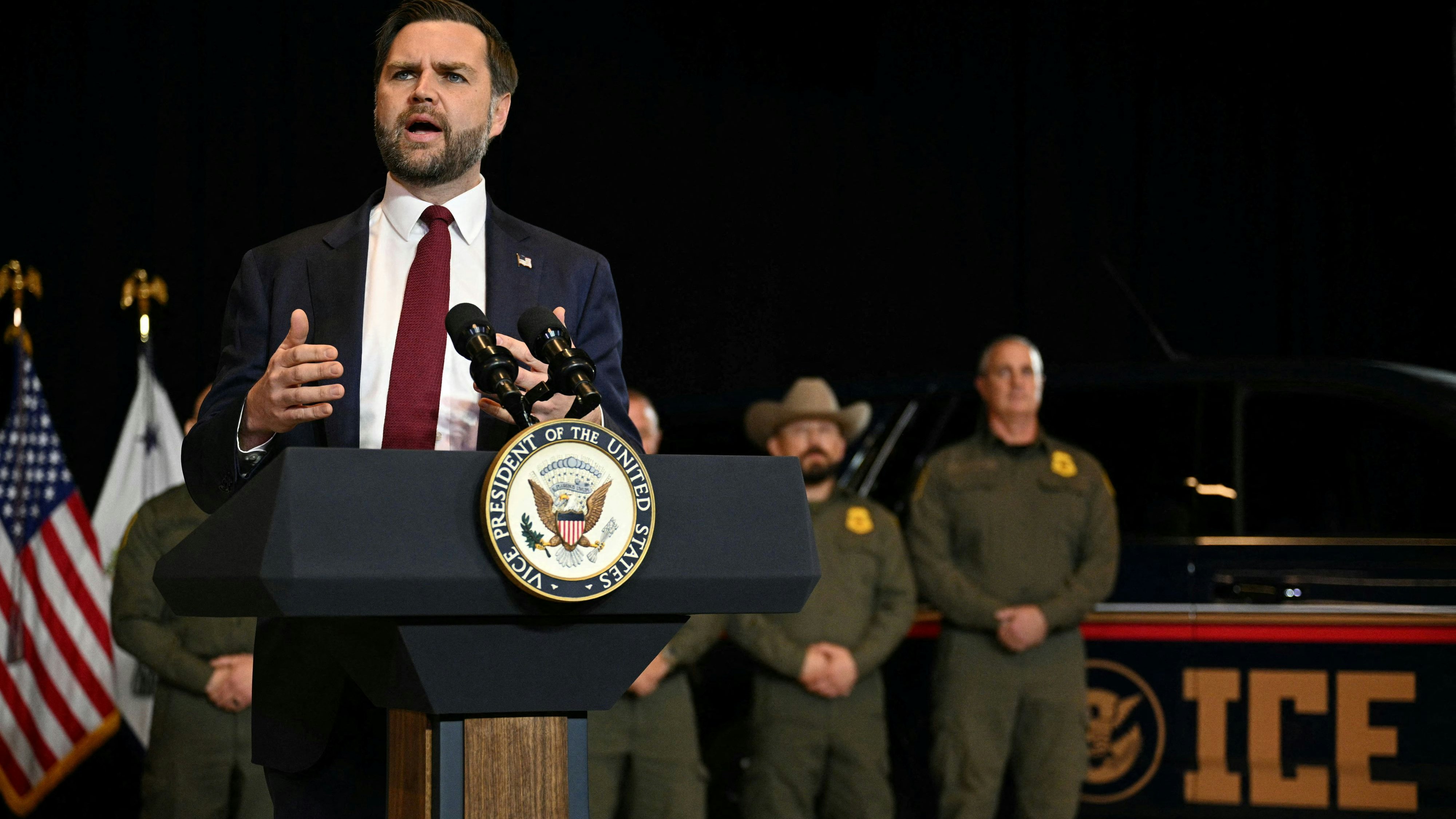 Heute.at - Bub (5) in ICE-Gewahrsam – Vance verteidigt Beamten