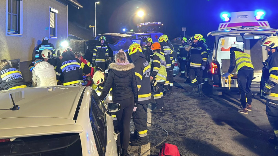 Heute.at - Überholmanöver geht schief! Schwerer Crash in Arnfels