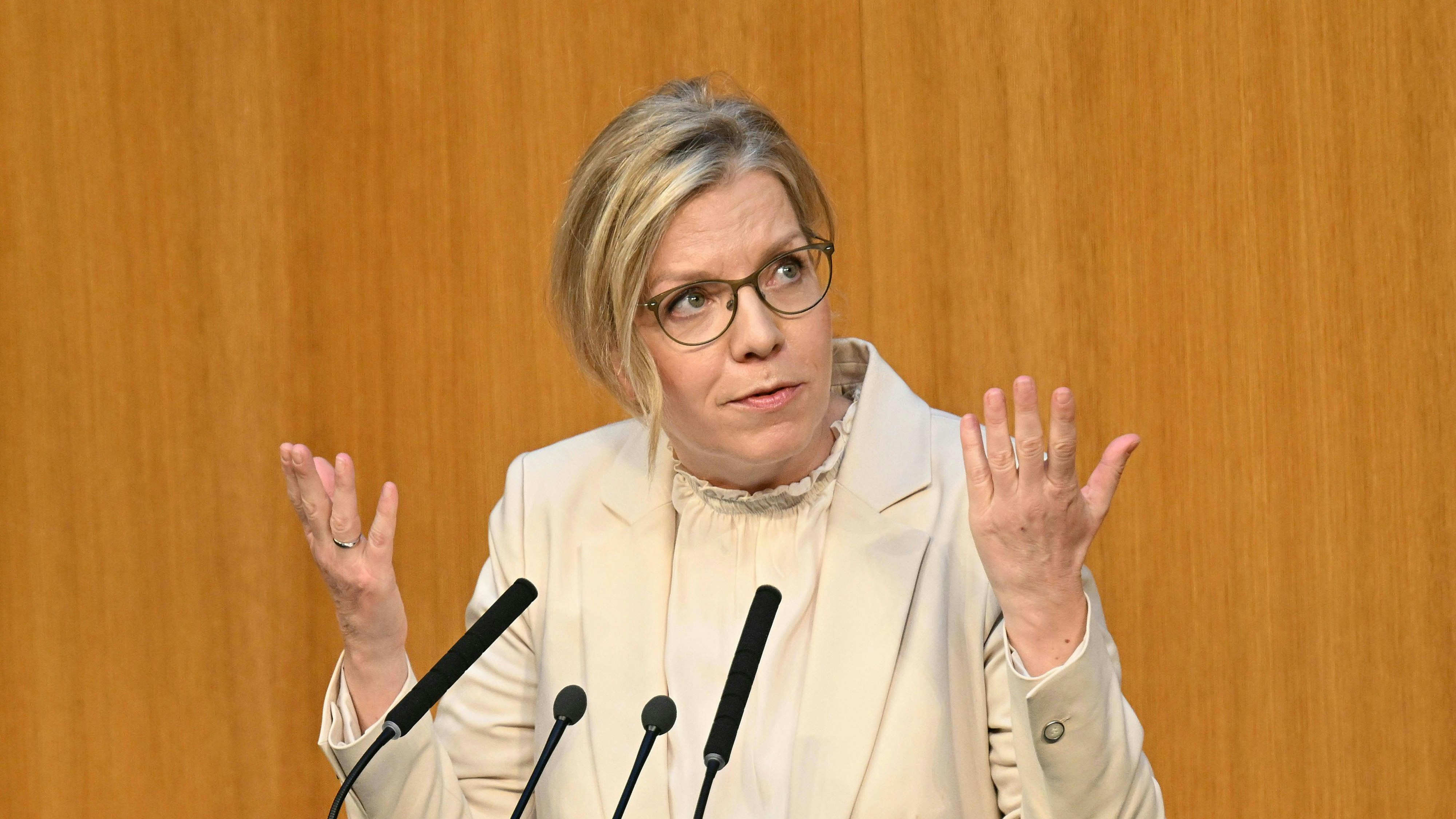 Grünen-Chefin Leonore Gewessler würde den Mercosur-Pakt gern noch einmal 26 Jahre überschlafen