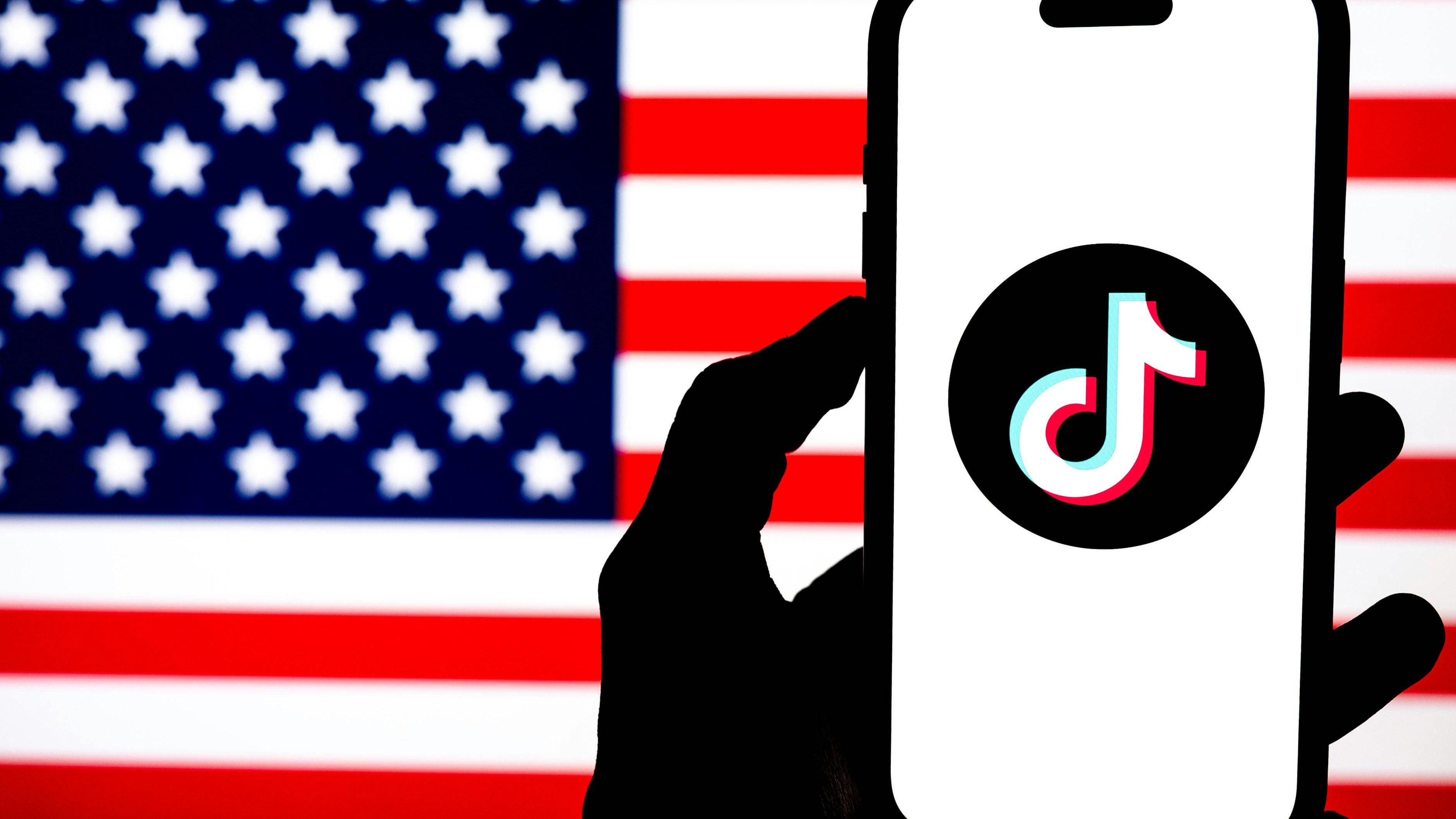 TikTok and US flag ANKARA, TURKIYE - JANUARY 6: In this photo illustration, US flag is being displayed on a mobile phone screen in front of a computer screen displaying TikTok logo in Ankara, Turkiye on January 6, 2026. Ismail Aslandag / Anadolu Ankara Turkey. Editorial use only. Please get in touch for any other usage. PUBLICATIONxNOTxINxTURxUSAxCANxUKxJPNxITAxFRAxAUSxESPxBELxKORxRSAxHKGxNZL Copyright: x2026xAnadoluxIsmailxAslandagx