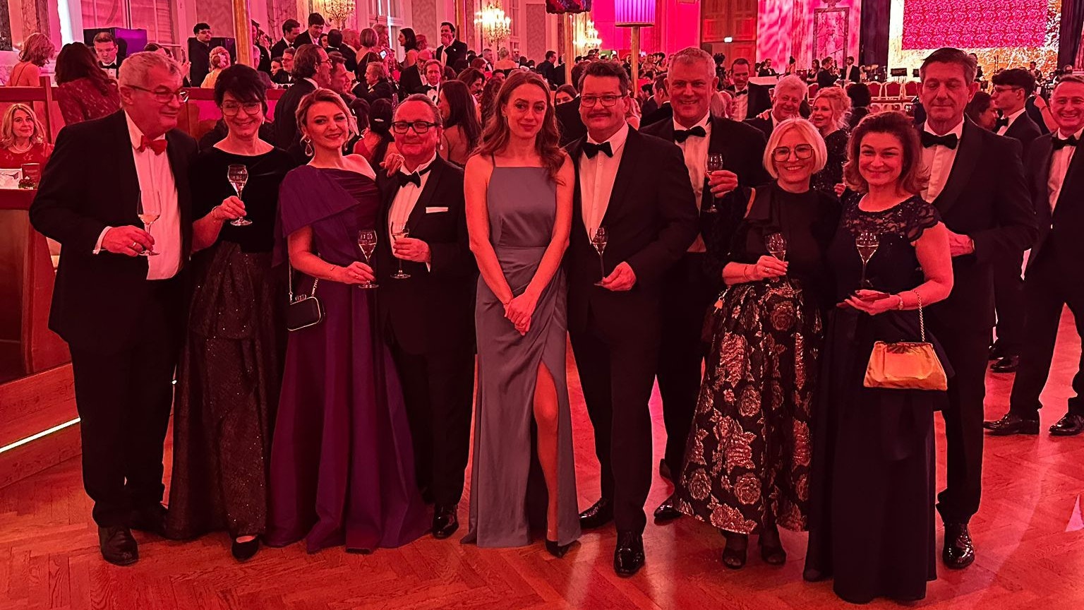 Monika und Christian Nemetz, Forstinger-Geschäftsführer mit Begleitung Nadiya Ivaniv, "Heute"-Sales-Geschäftsleiter Goran Drinic und Dajena Drinic, Kelly-Geschäftsführer Markus Marek und Monika Marek sowie Tina Schrettner (Geschäftsführung Ankerbrot) und Horst Schrettner.