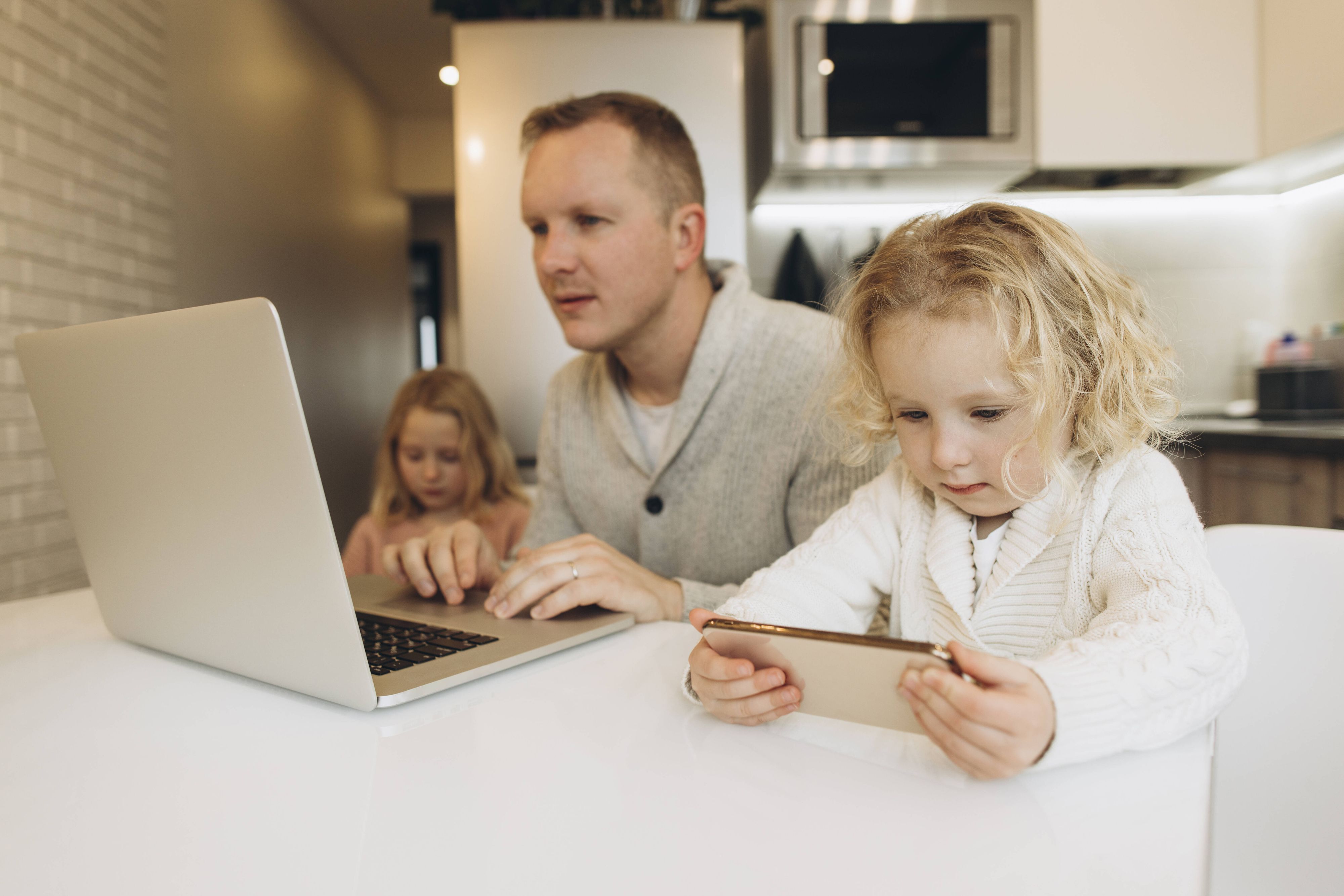 Die SPÖ fordert mehr Aufklärung und Schutz bei digitalen Medien für Kleinkinder.