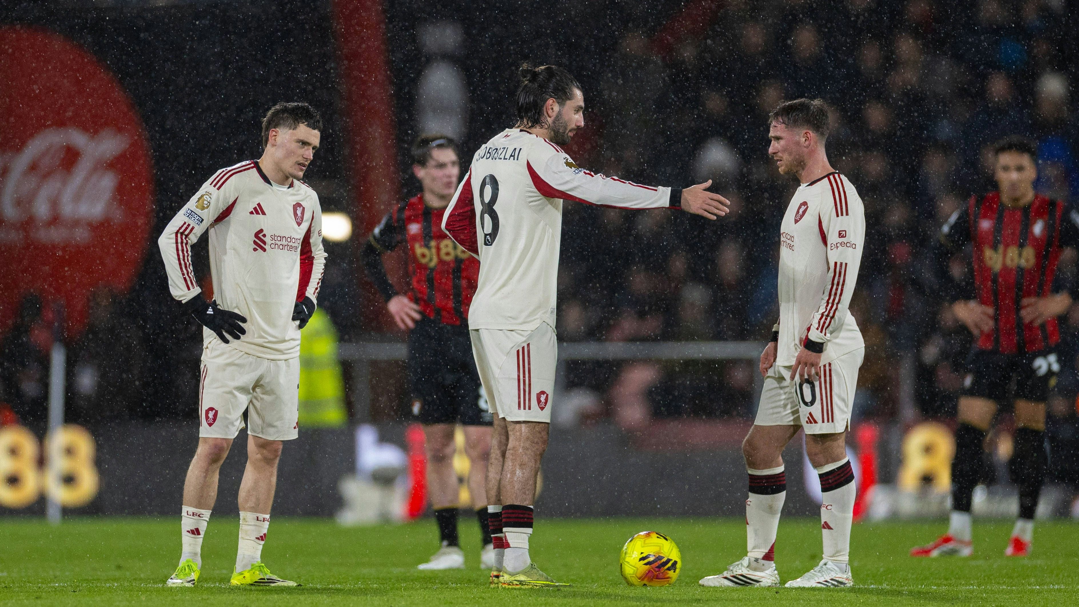 Football - FA Premier League - Bournemouth AFC v Liverpool FC BOURNEMOUTH, ENGLAND - Saturday, January 24, 2026: Liverpool s L-R Florian Wirtz, Dominik Szoboszlai and Alexis Mac Allister waiting to restart the match after conceeding the first goal during the FA Premier League match between Bournemouth AFC and Liverpool FC at Dean Court. Photo by David Rawcliffe/Propaganda BOURNEMOUTH Dean Court DORSET ENGLAND PUBLICATIONxNOTxINxUK Copyright: xDavidxRawcliffex P2026-01-24-Bournemouth_Liverpool-102