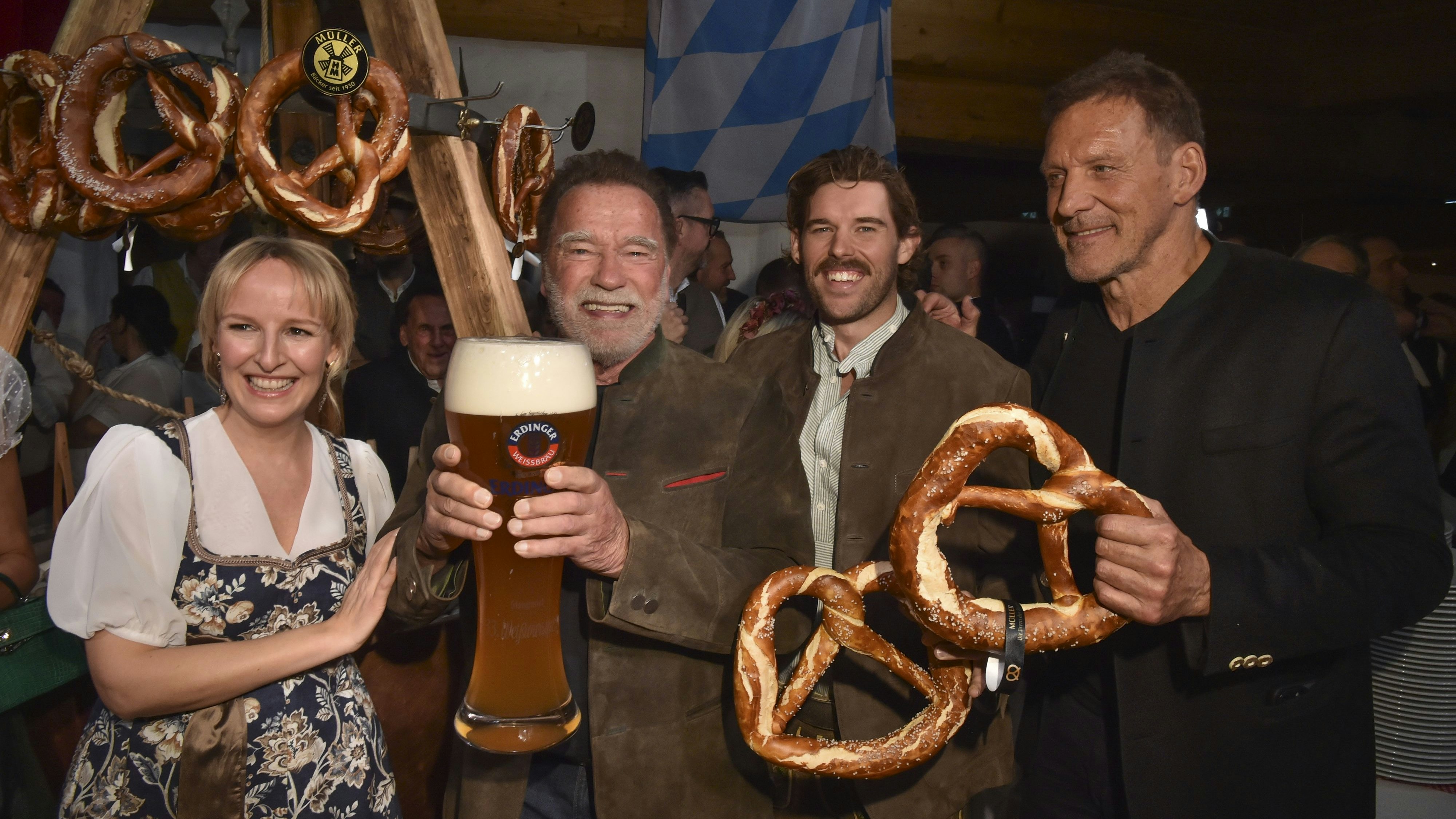 Heute.at - 600 Champagner, 8.000 Würstel und ein Arnie in Toplaune