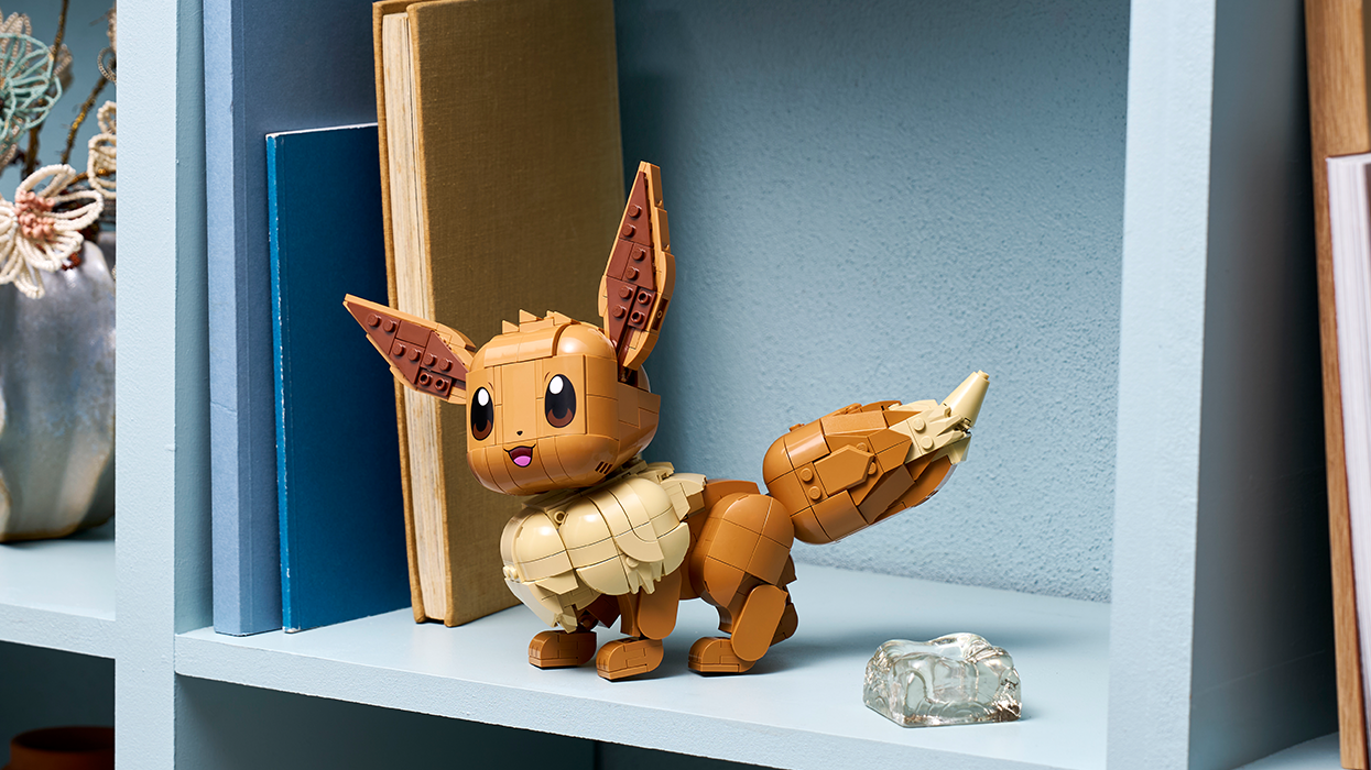 Auch Evoli erhält ein eigenes Set. Das Pokémon wird mit 587 Teilen umgesetzt und bietet bewegliche Ohren, Kopf, Beine und Schwanz.