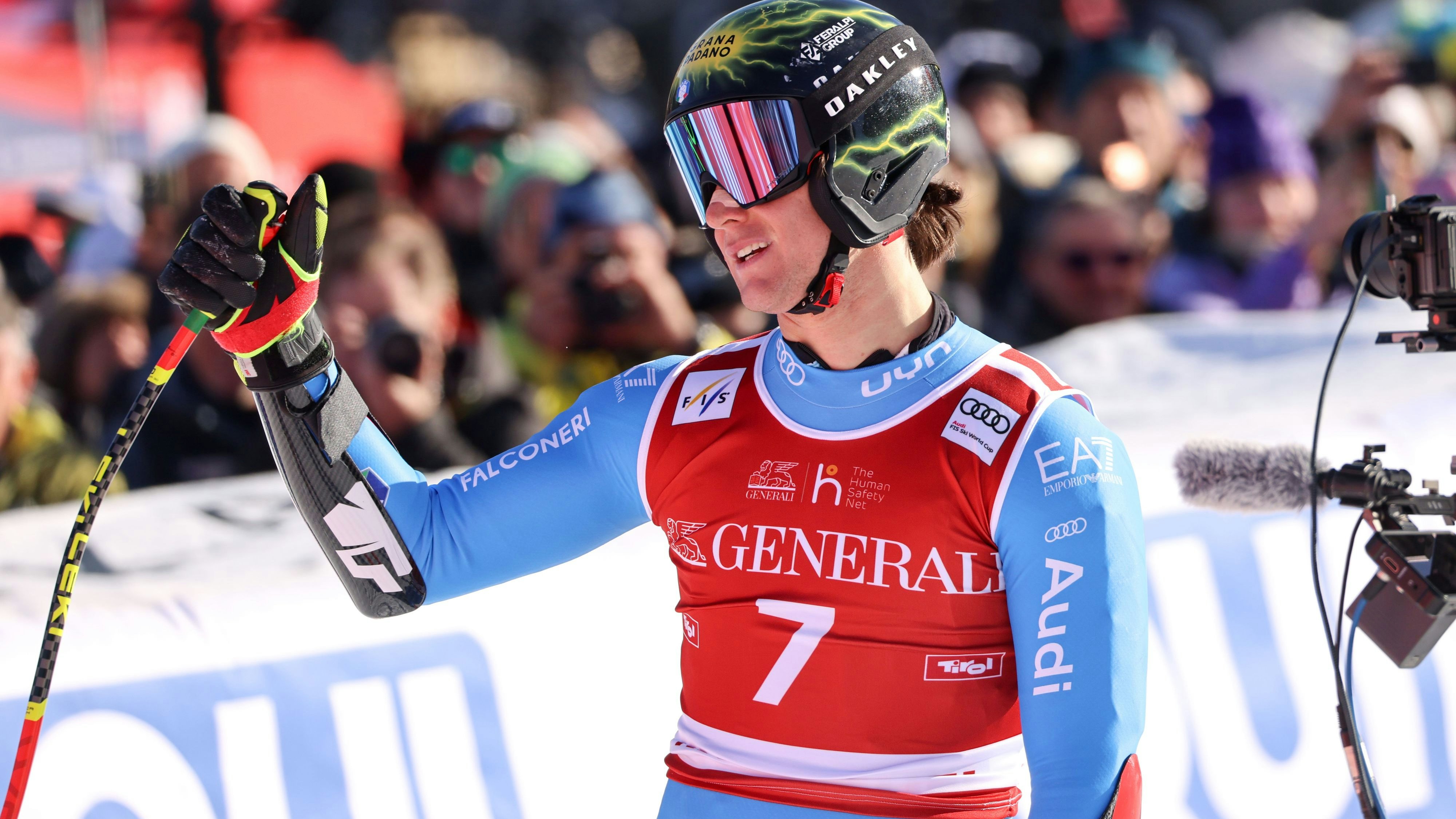 Der Italiener Giovanni Franzoni jubelt im Ziel in Kitzbühel. 