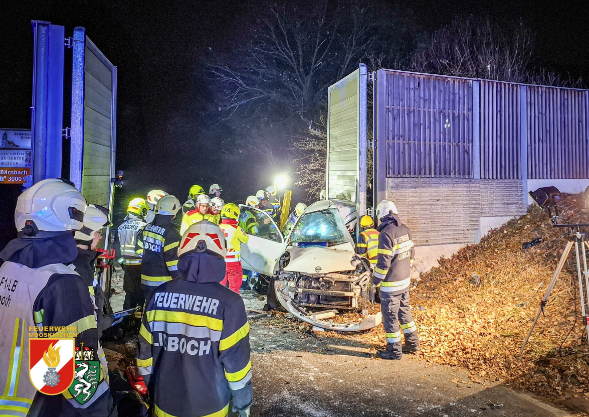 Die junge Pkw-Lenkerin wurde von der Feuerwehr aus dem Auto befreit.