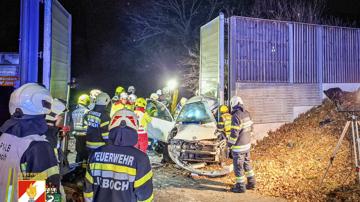 Heute.at - Autofahrerin (20) nach Crash in Wrack gefangen