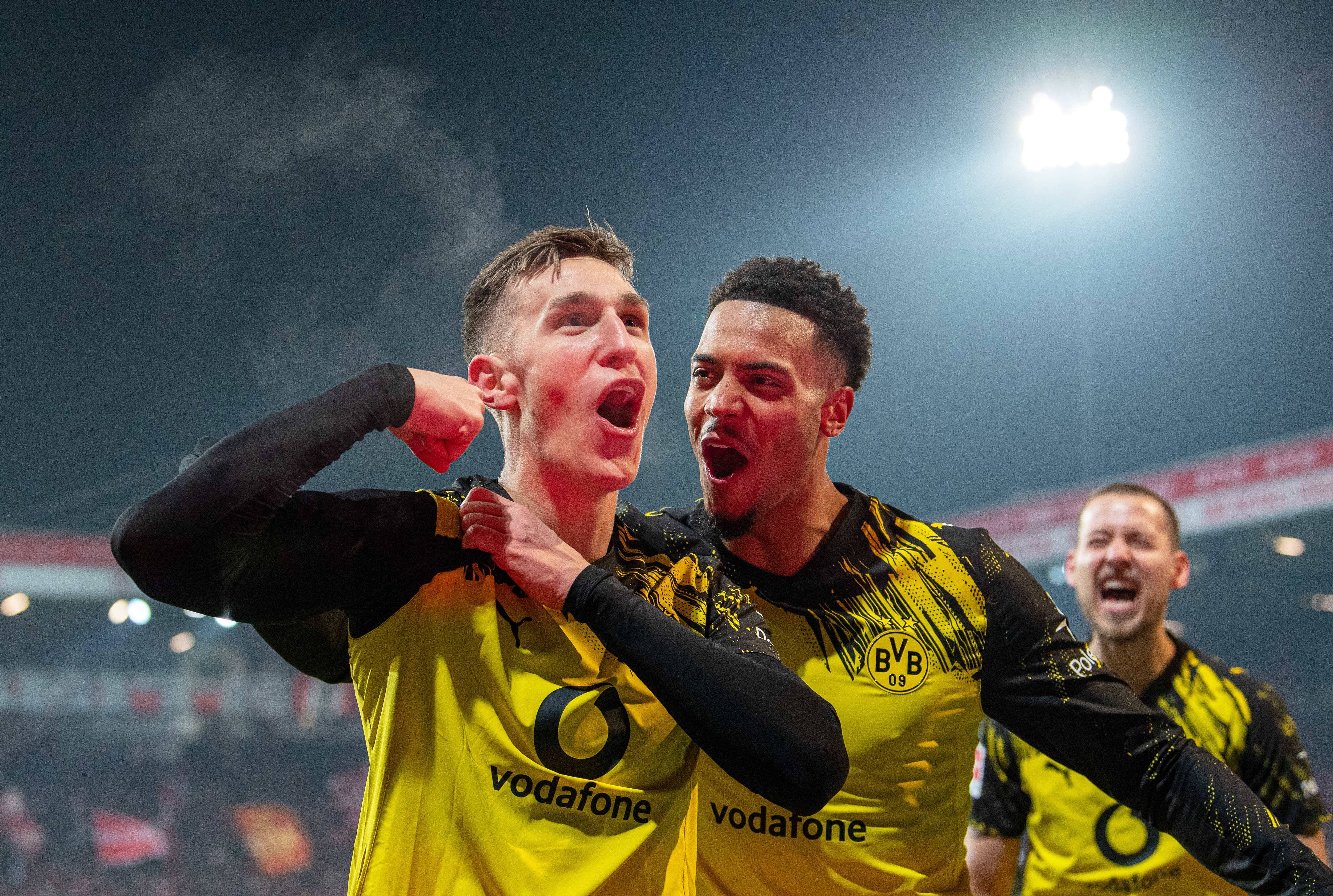 Die BVB-Stars jubeln.