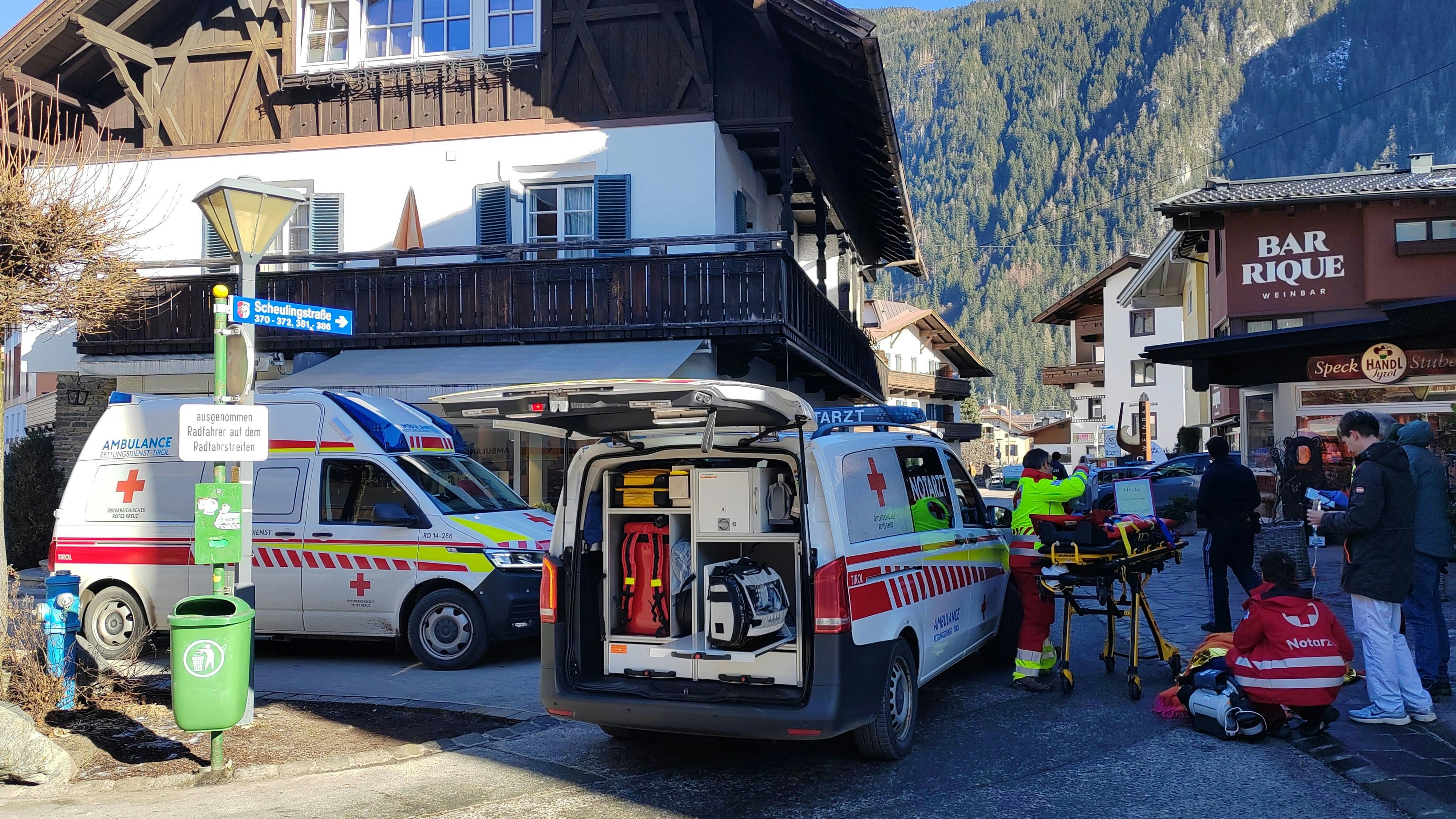 Heute.at - Tiefstehende Sonne! Autofahrerin erfasst Fußgängerin