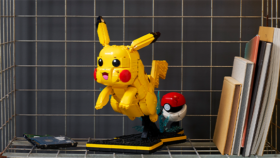 Eines der ersten Sets stellt Pikachu in Kombination mit einem Pokéball dar.