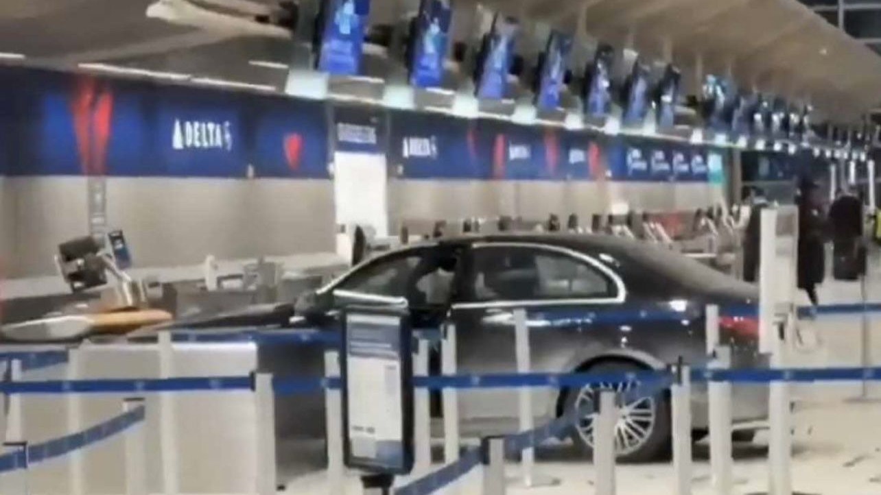 Heute.at - In Flughafen-Terminal gerast! Auto rammt Ticketschalter