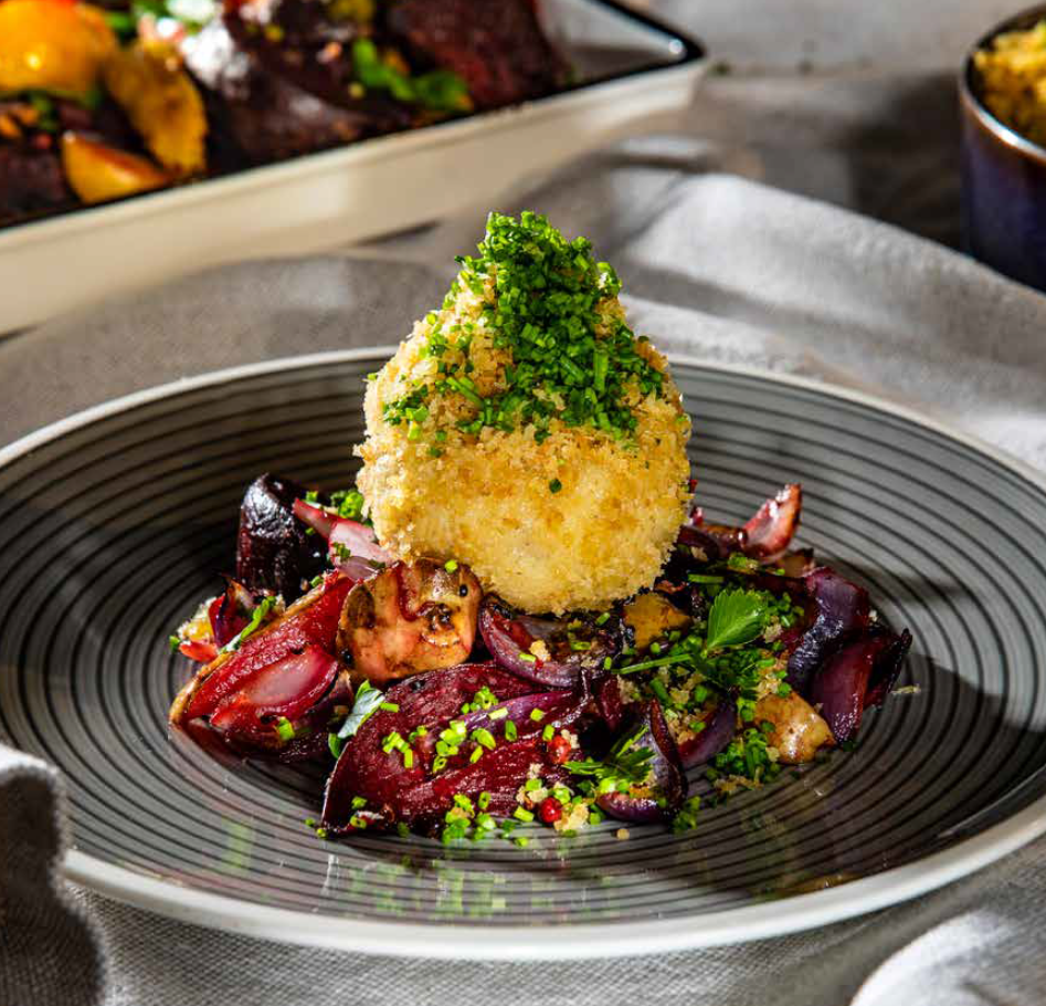 Heute.at - Erdäpfelknödel mit Nussfülle auf Ofengemüse
