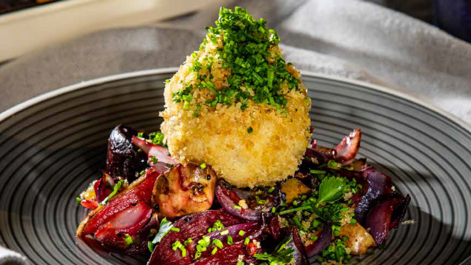 Heute.at - Erdäpfelknödel mit Nussfülle auf Ofengemüse