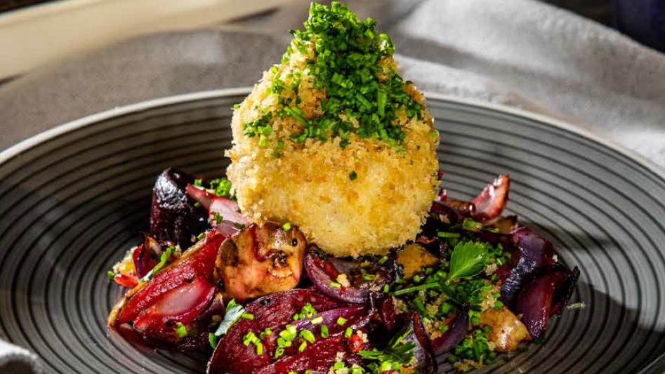 Erdäpfelknödel mit Nussfülle auf Ofengemüse