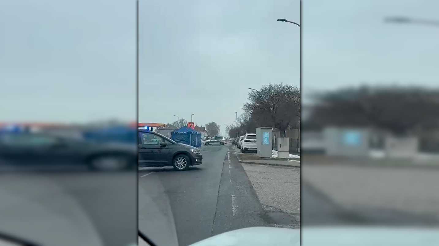 Einsatz nach dem Todes-Drama: Die Polizei sperrte die Straße ab.